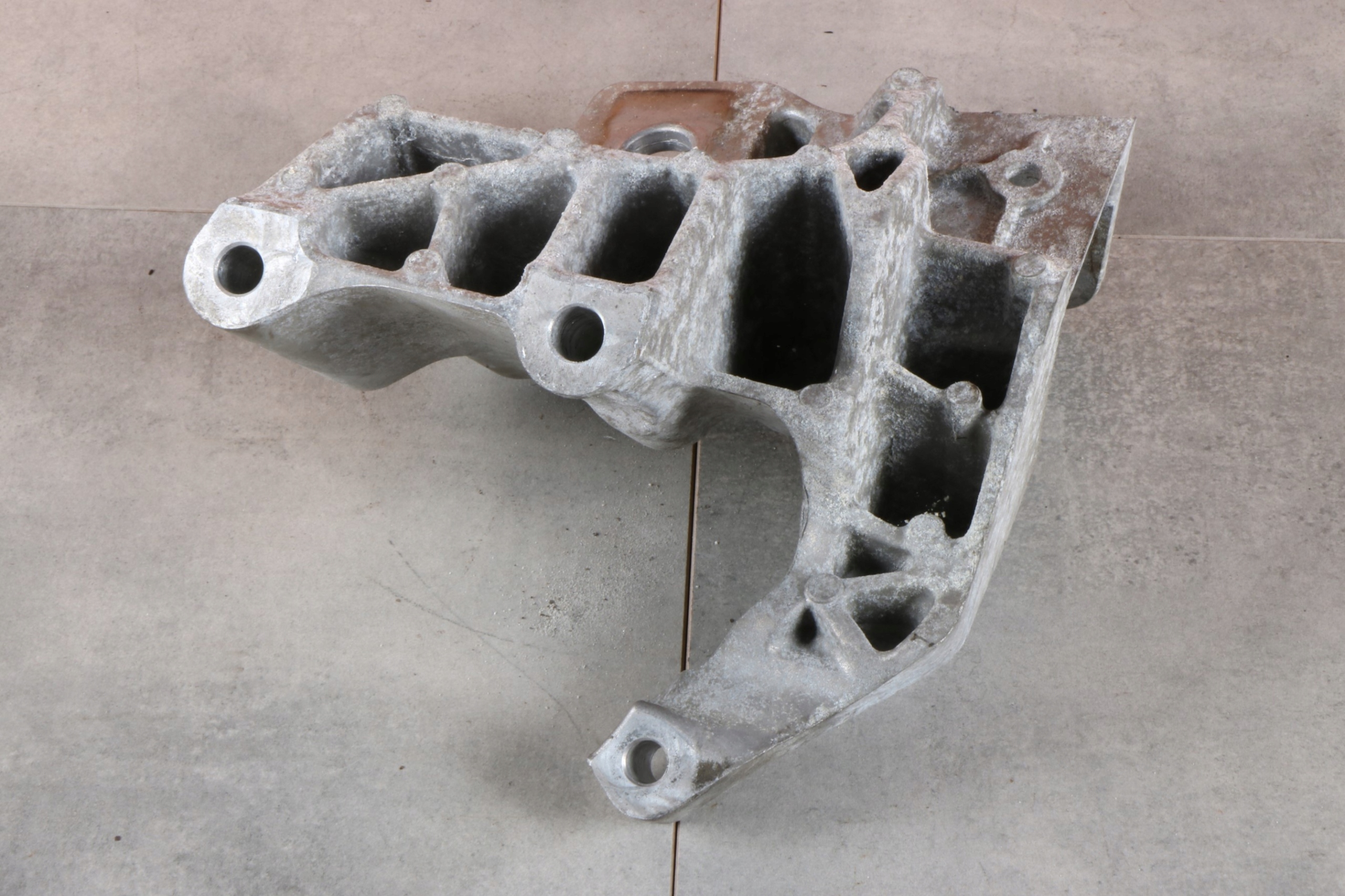 VOLVO XC60 e D4 2.0d D4204T14 Supporto staffa Motore 31401633