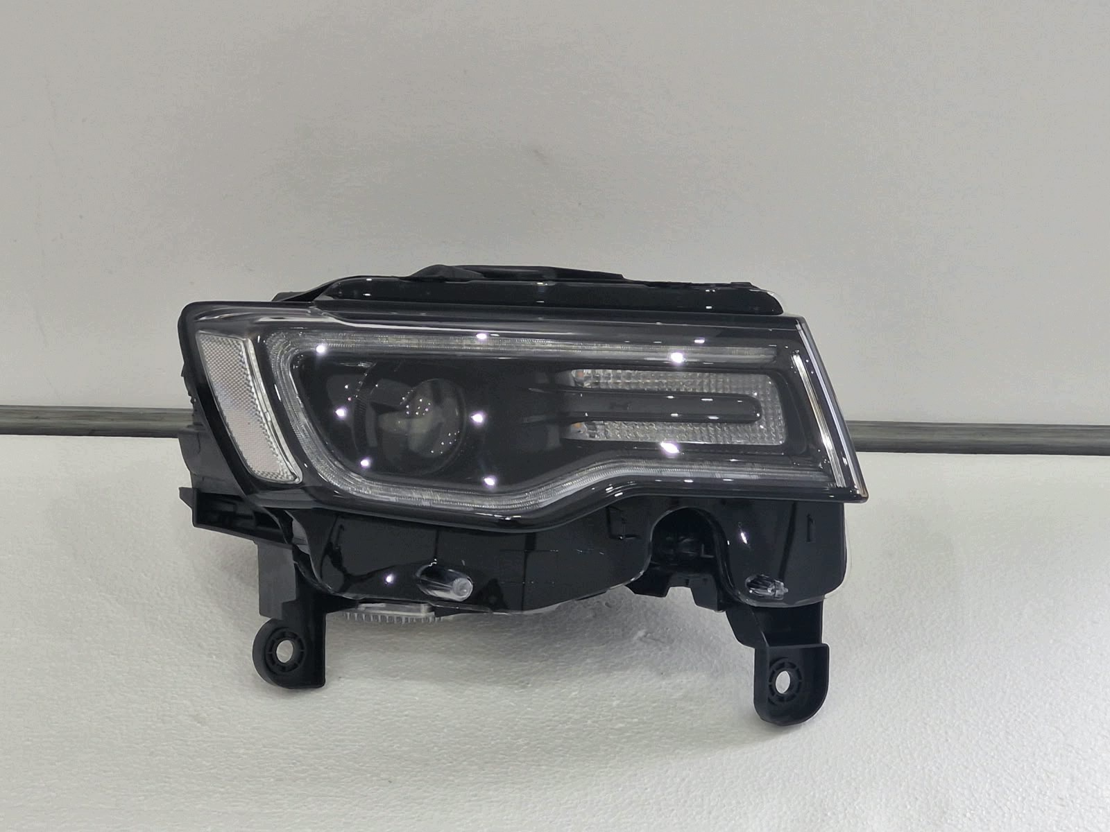 light right Jeep Grand Cherokee WK2 SRT black Bi-Xenon positioning