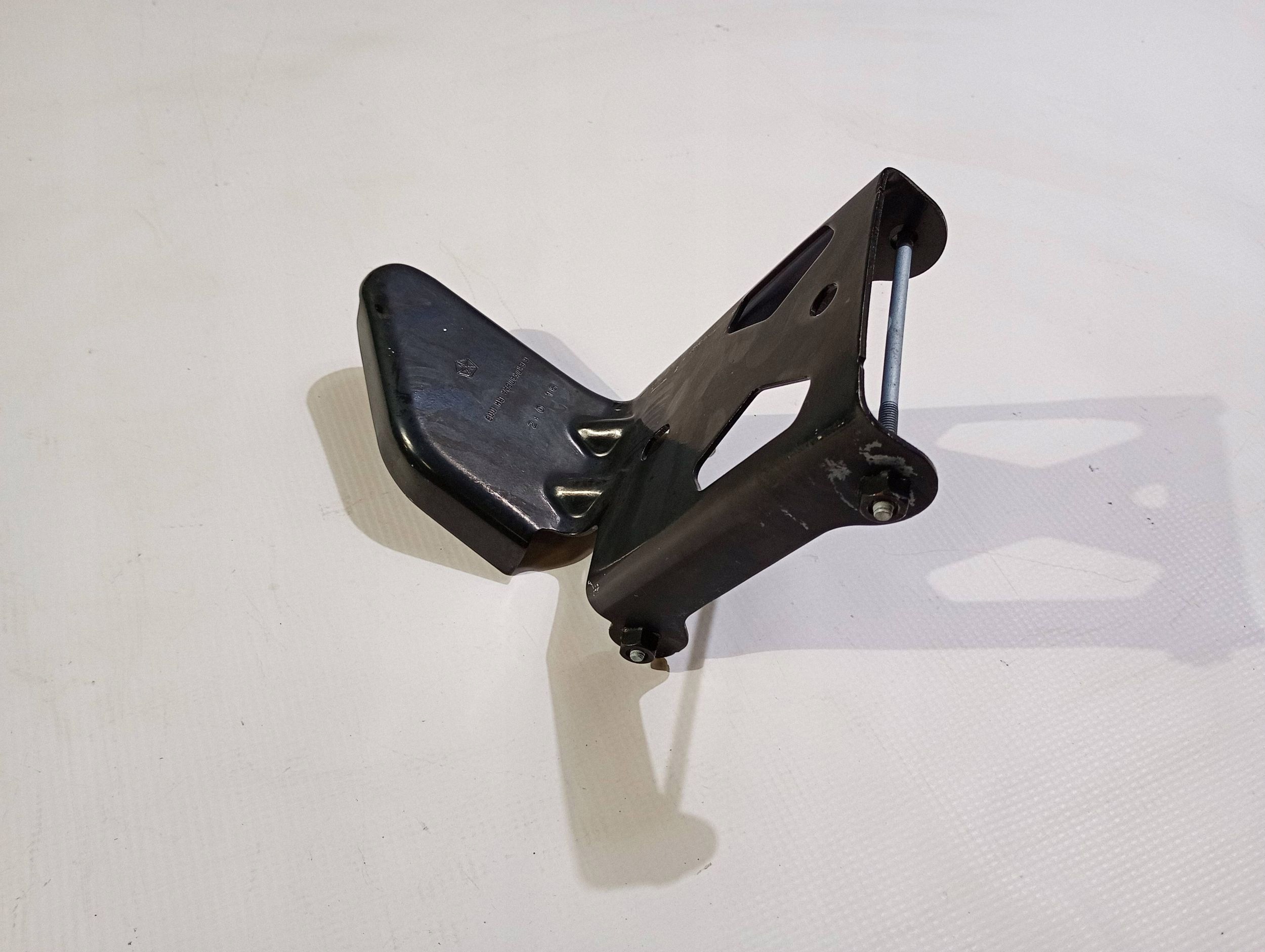 holder bracket kiel siders of a bumper right side Dodge Challenger 2015