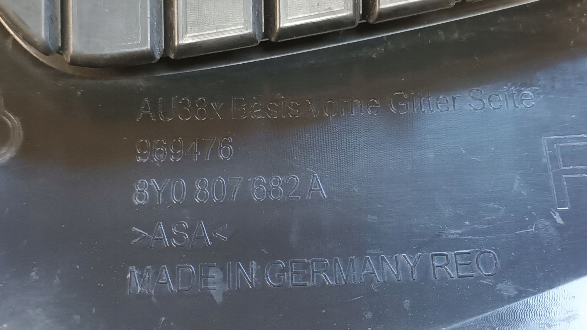 mřížka nárazníku předního pravá AUDI A3 8Y 2020R->
