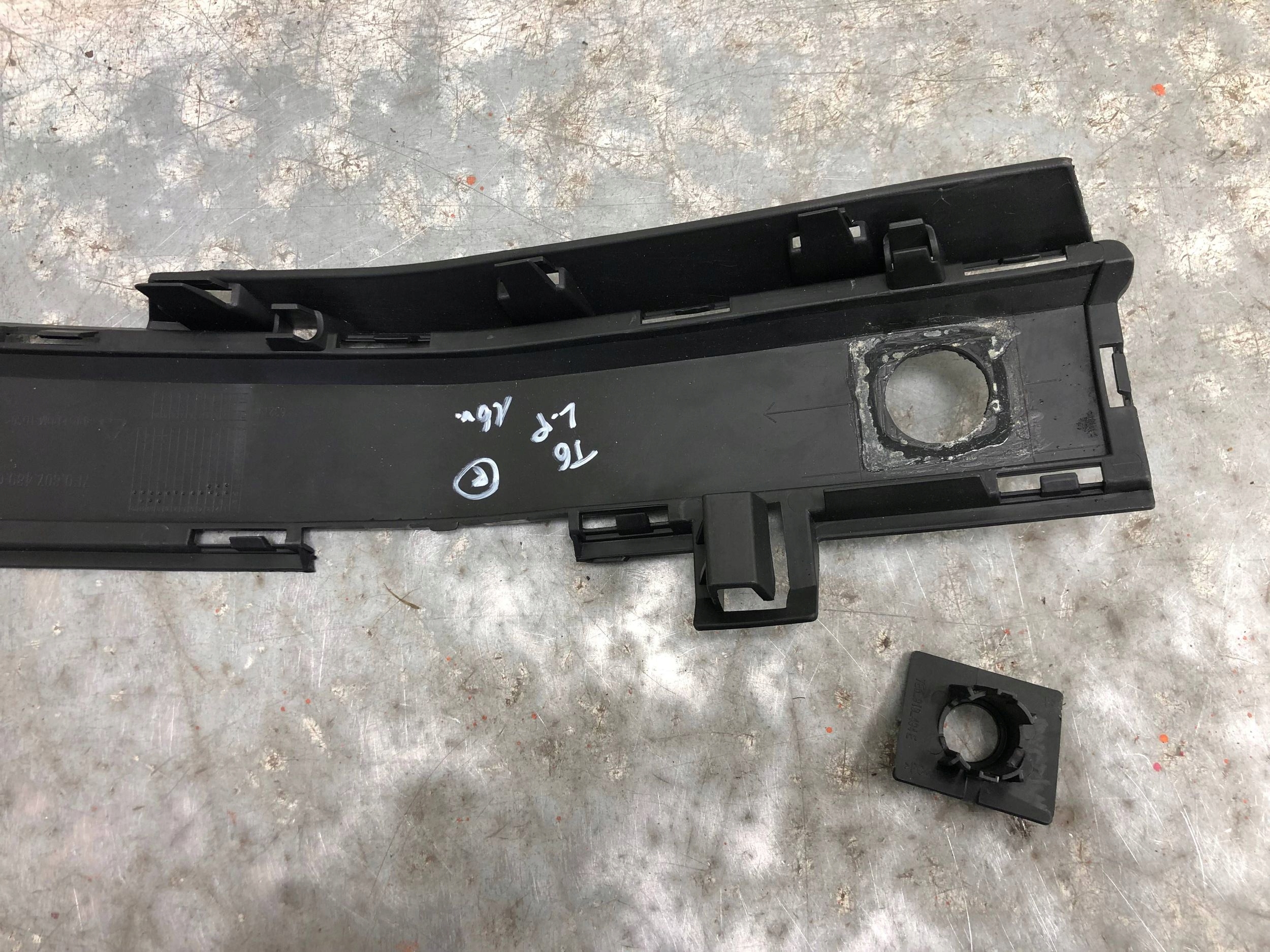 mřížka nárazníku levý předek VW T6 7E0807489C