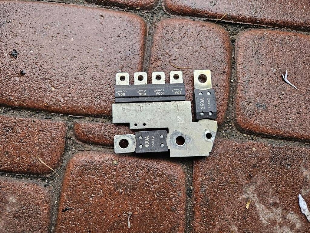 fuse klemy plusowej zabezpieczenie Opel Adam