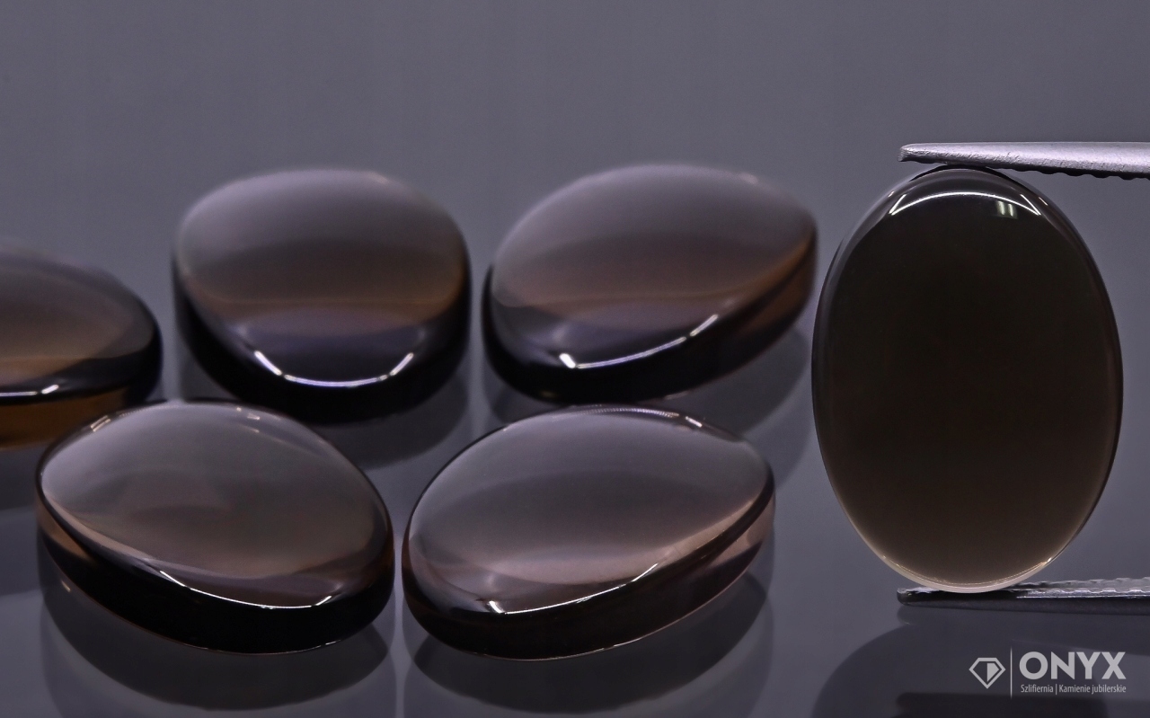 Kouřový křemen tmavě konvexní mělký ovál 14x10 mm