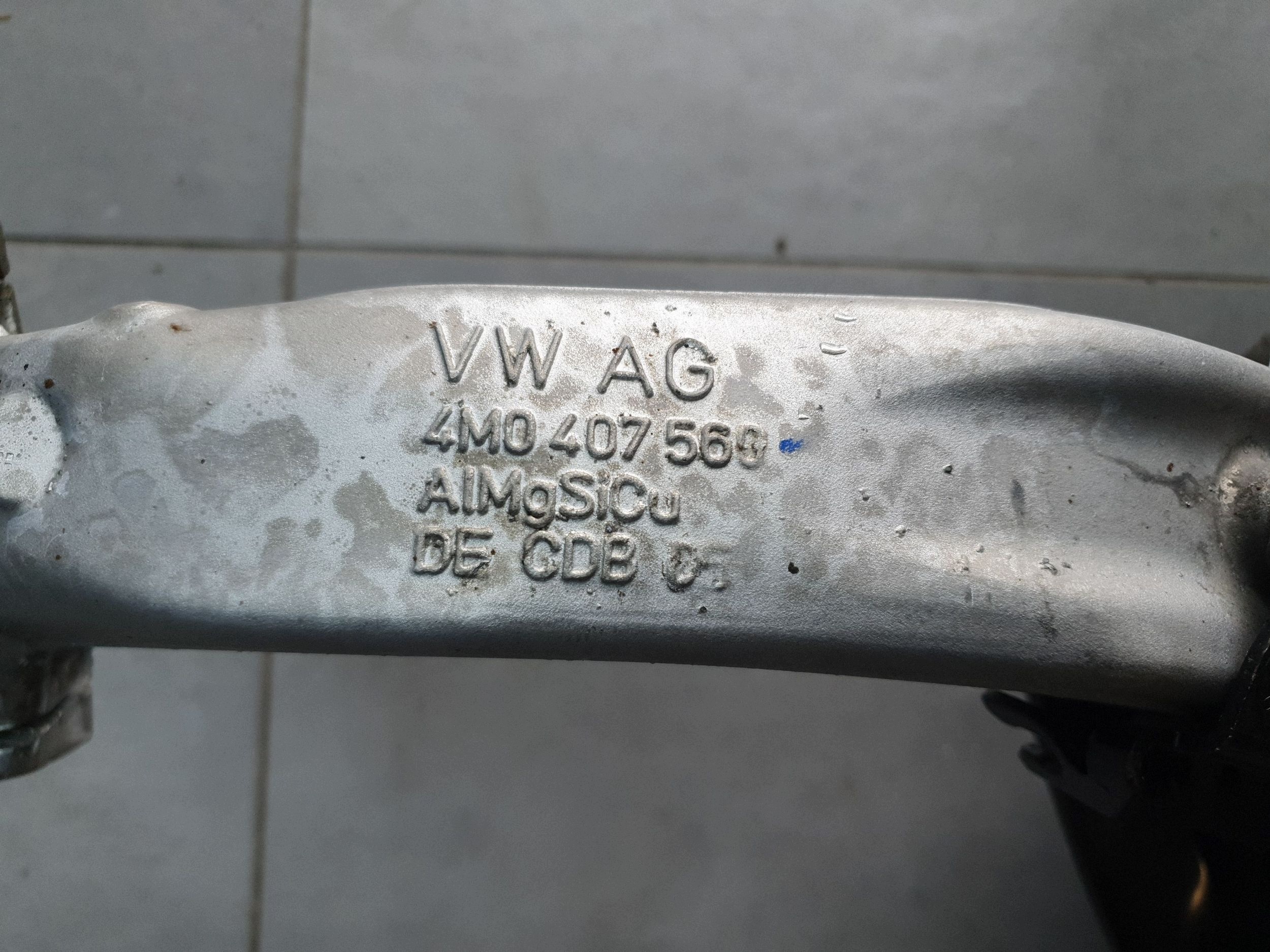Audi Q7 4M otoč pravá předek přední 4M0407242J ramene