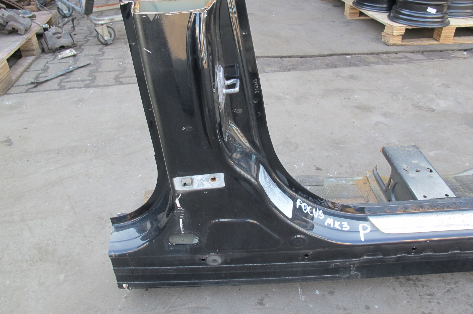 FORD FOCUS 3 III MK3 SŁUPEK PRÓG PRAWY 5D Kolor czarny