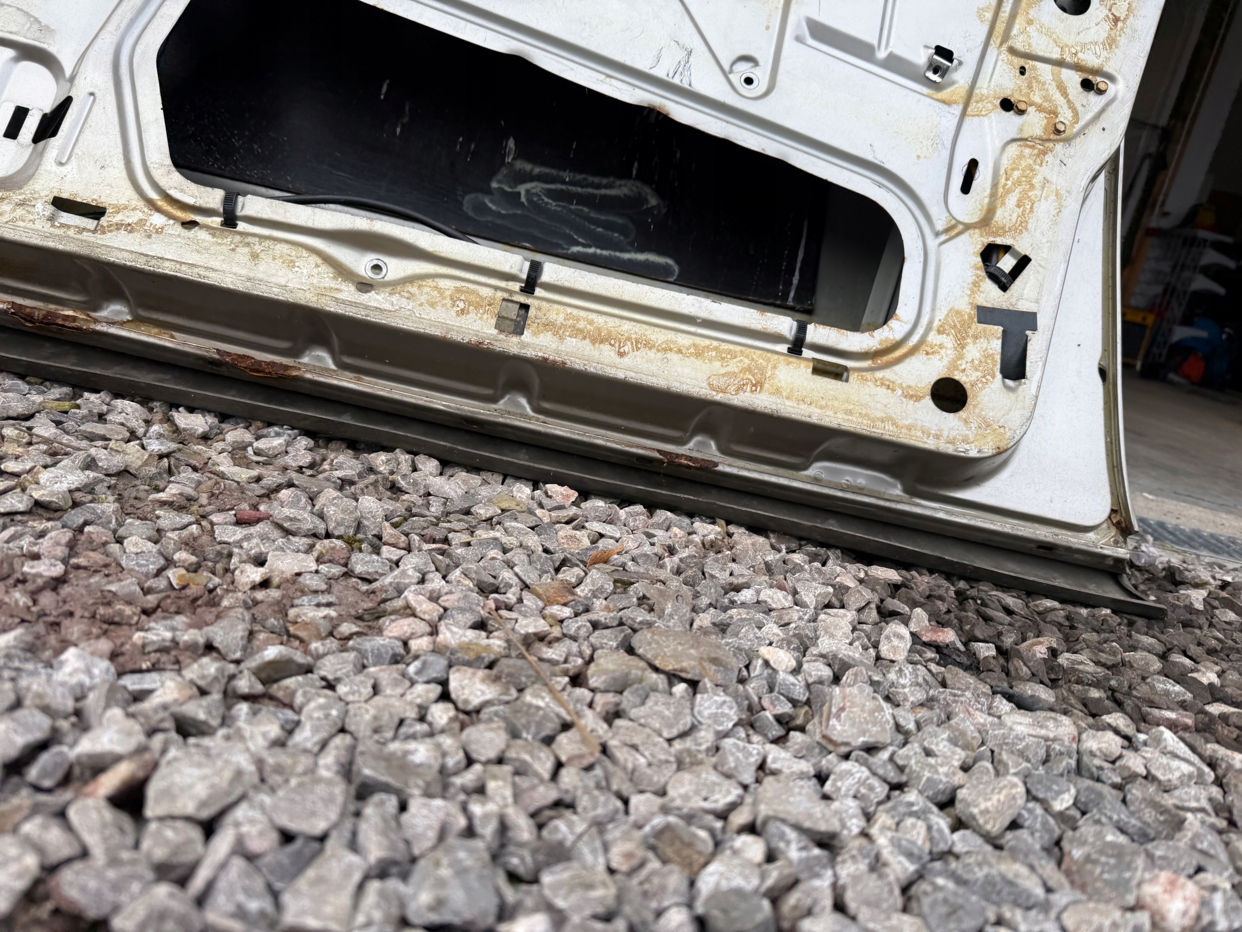 молдинг двери правая передняя MERCEDES W126 SE