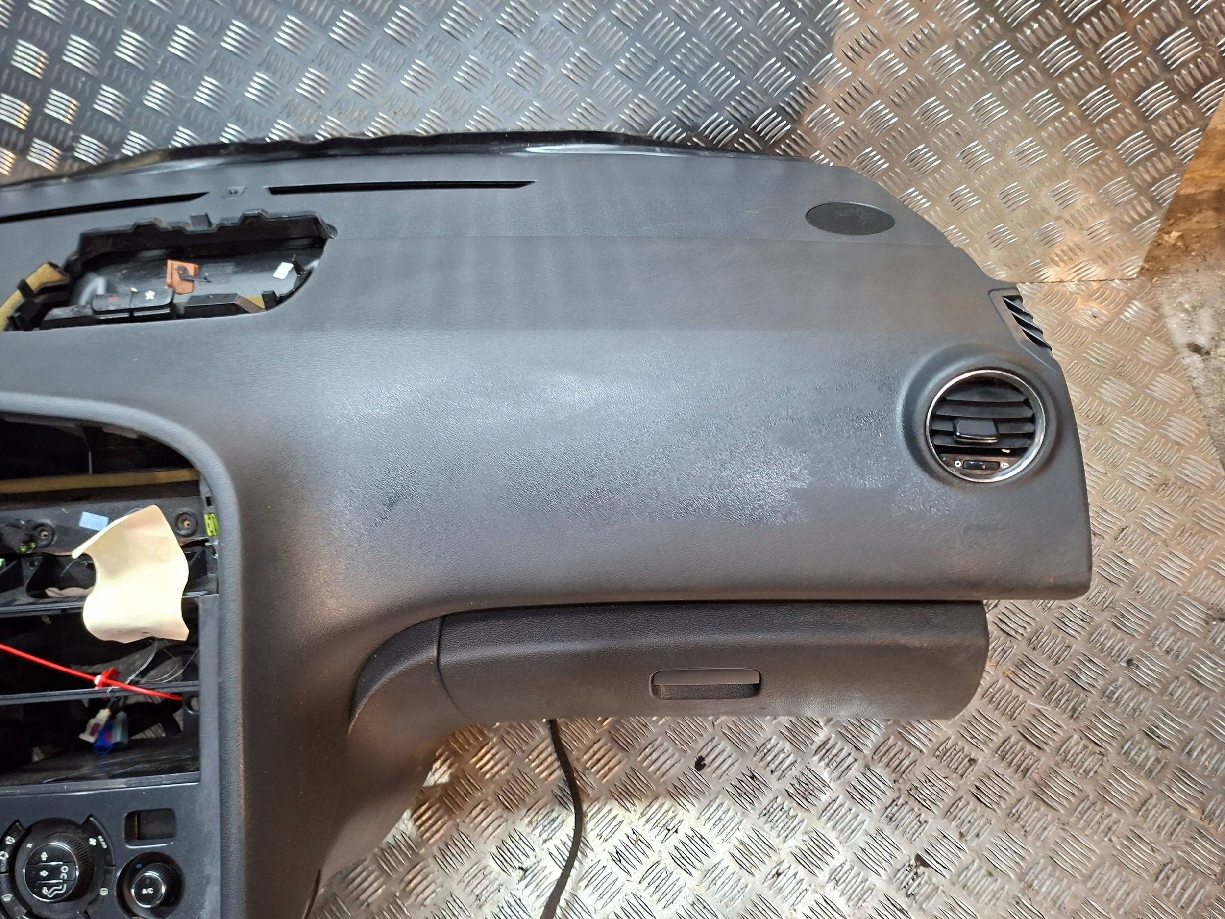торпеда консоль 9803188580 peugeot 3008 и 5008 2009-