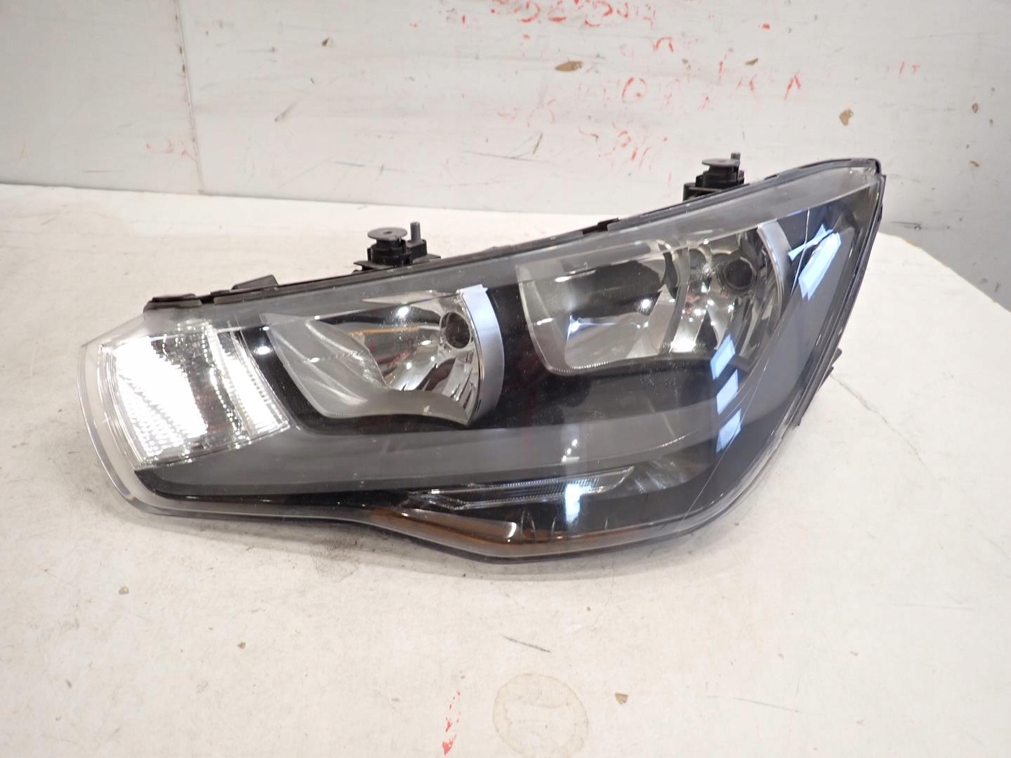 light front front left AUDI A1 2010-2014 8X0941003