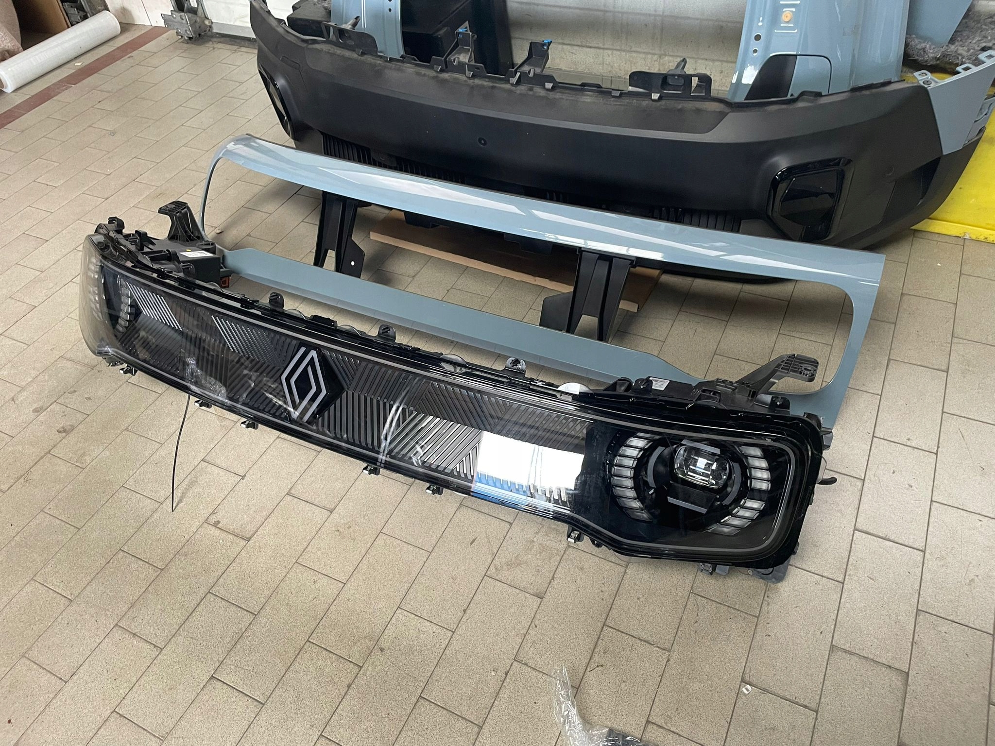 předek kapota nárazník blatníky reflektory chladič RENAULT 4 E-TECH BIYZE