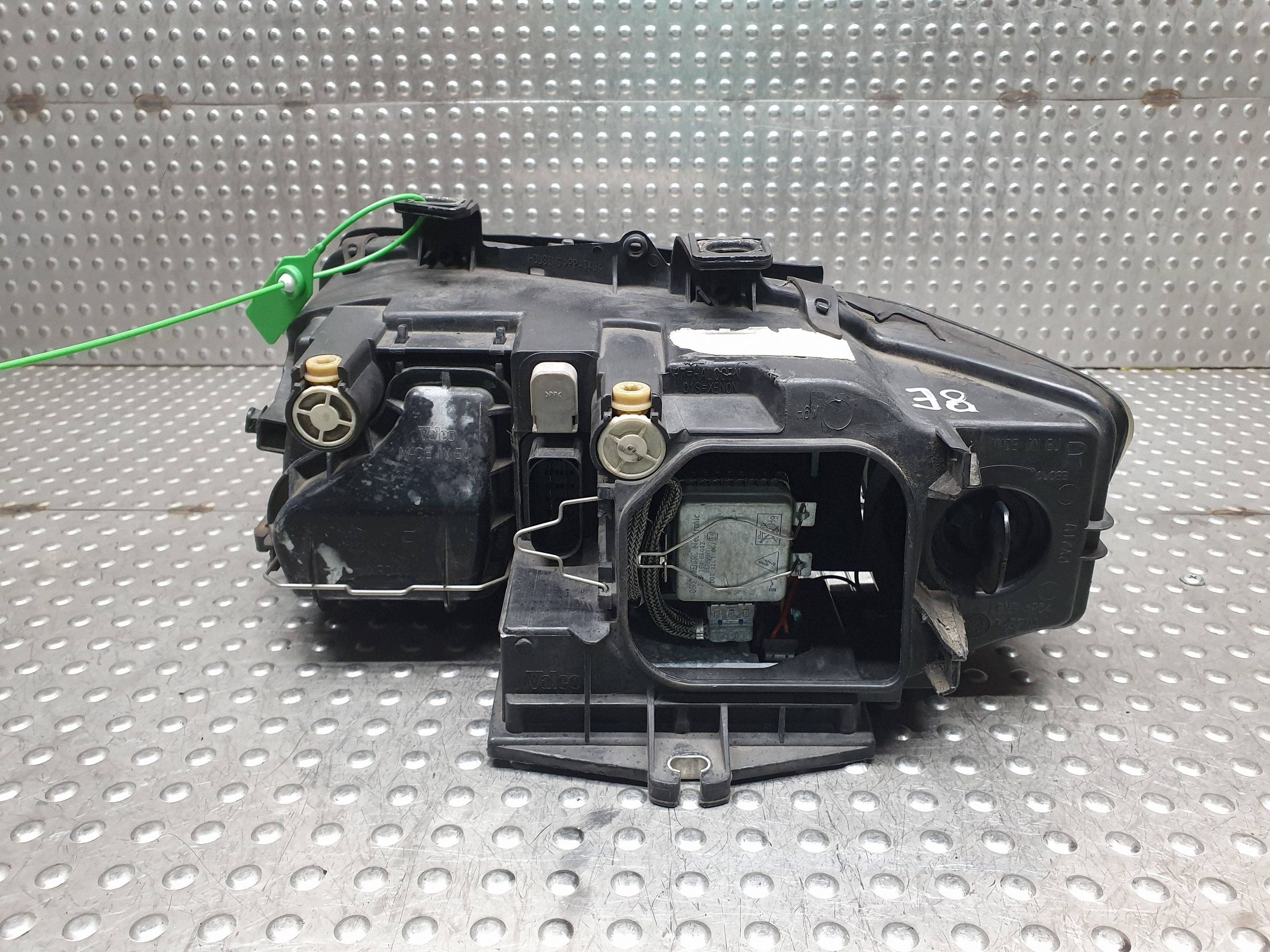 light REFLEKTOR right front XENON 8E0941030T AUDI A4 B6 00-04 NIE KLEJONA