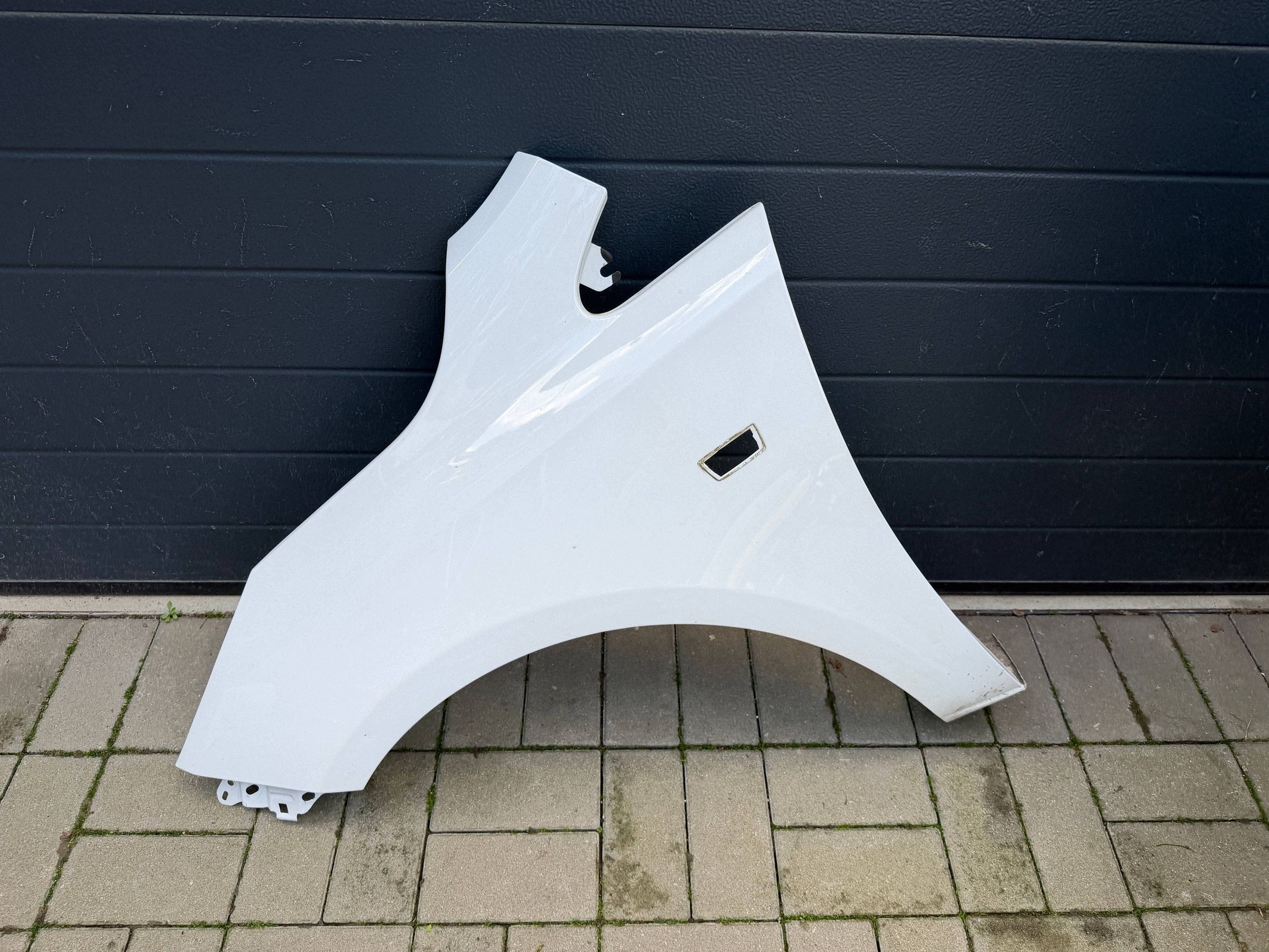 Opel Corsa E 14- fender left front front B ladny