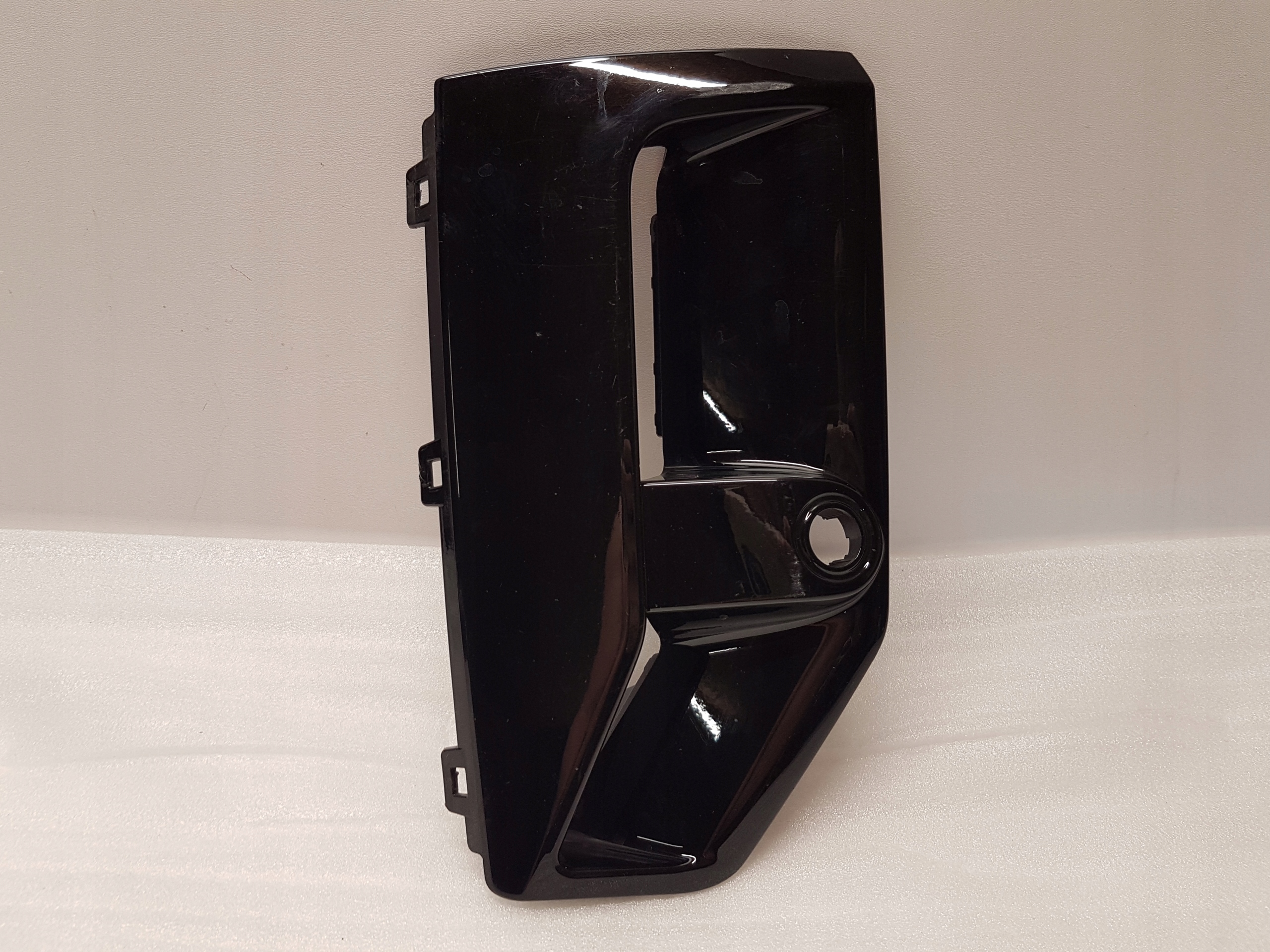 grid of a bumper right front BMW 7 G70 m-packet 8083178
