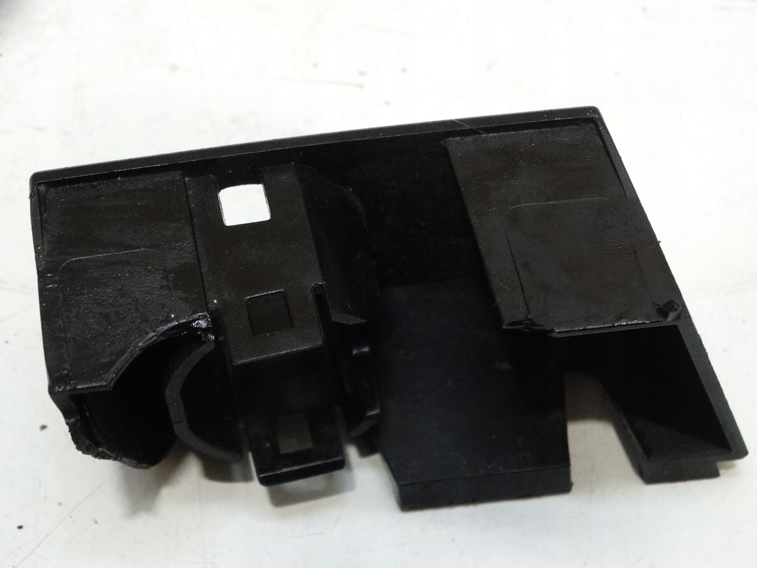 bracket KOSZYK of the sensor PDC left RENAULT SCENIC III 2.0 DCI 284520031R