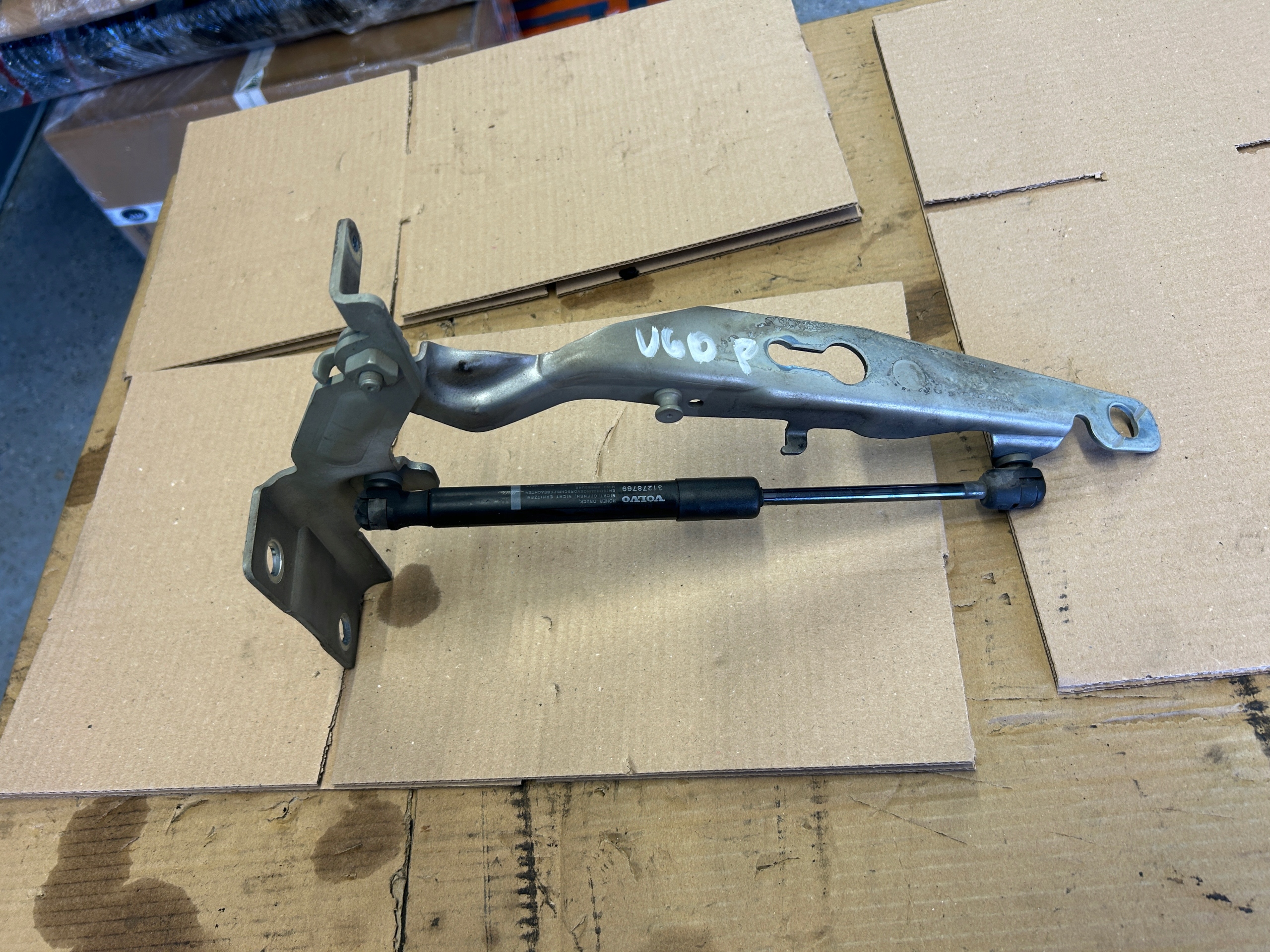 VOLVO V60 hinge bonnets right 30799179