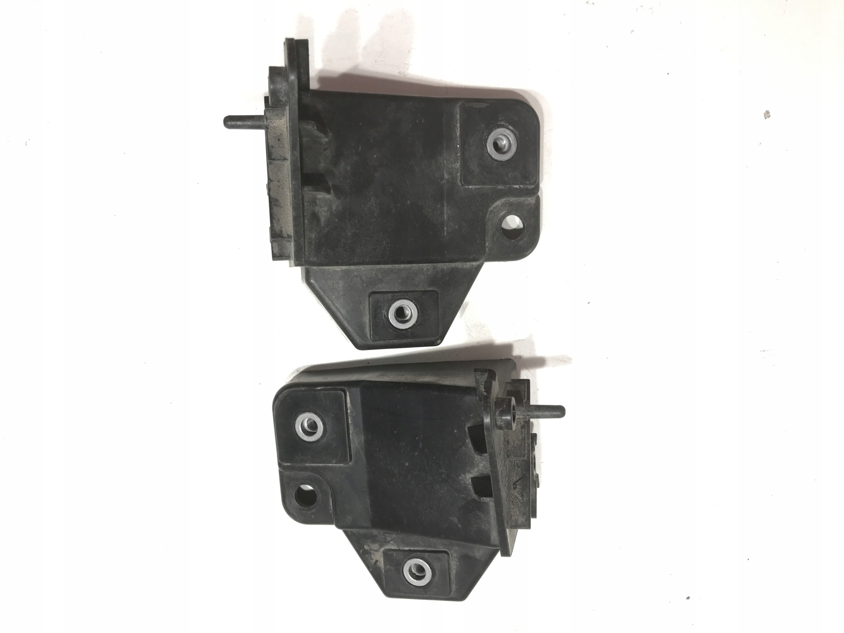 TESLA S КРЕПЛЕНИЕ ЛАМПЫ ПРАВЫЙ ПЕРЕДНИЙ 1061332-00-B