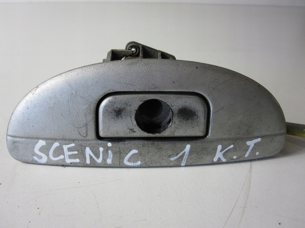 KLAMKA TYLNA KLAPY BAGAŻNIKA RENAULT SCENIC I Kolor srebrny