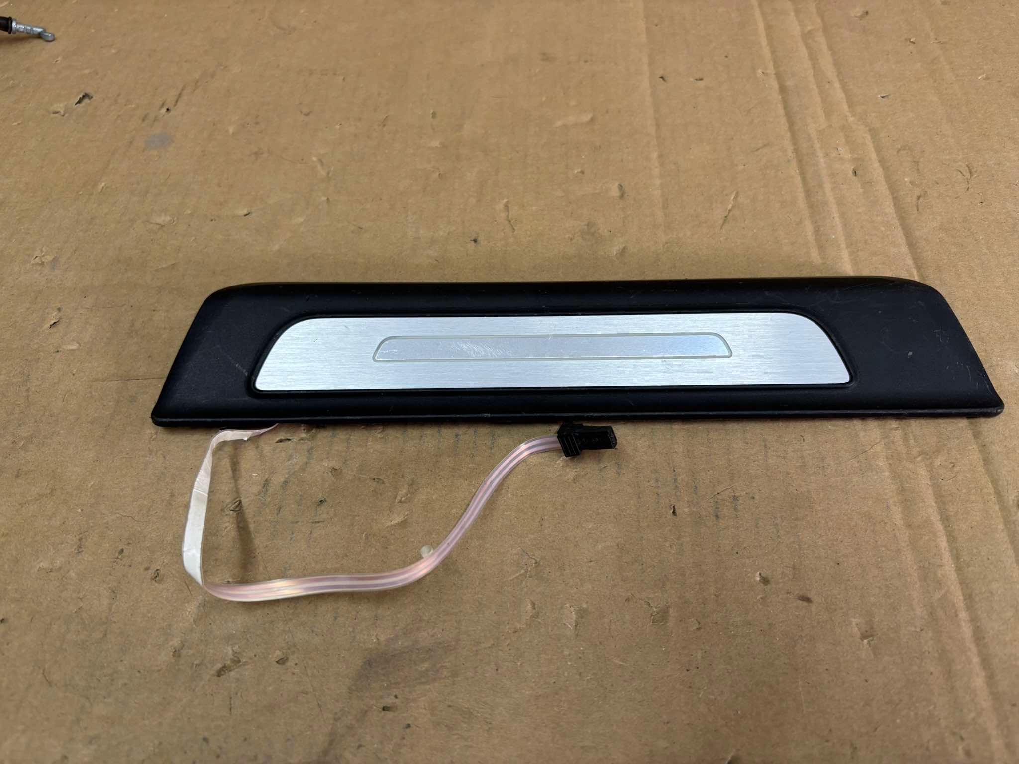 Couverture Jupes Droite Arrière AUDI Q7 4M 4M0947418