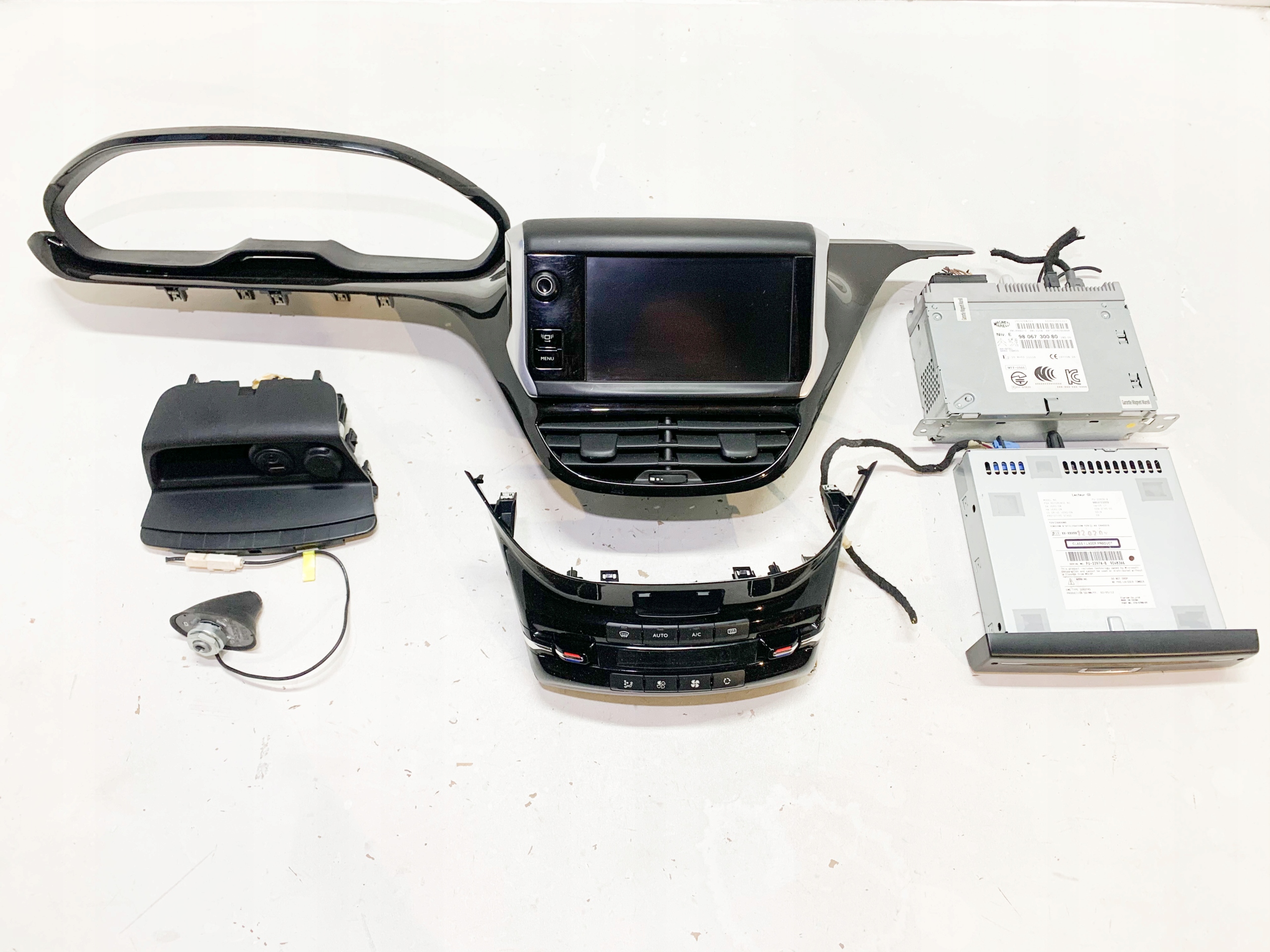 navigation display dotykowy radio Peugeot 208 and