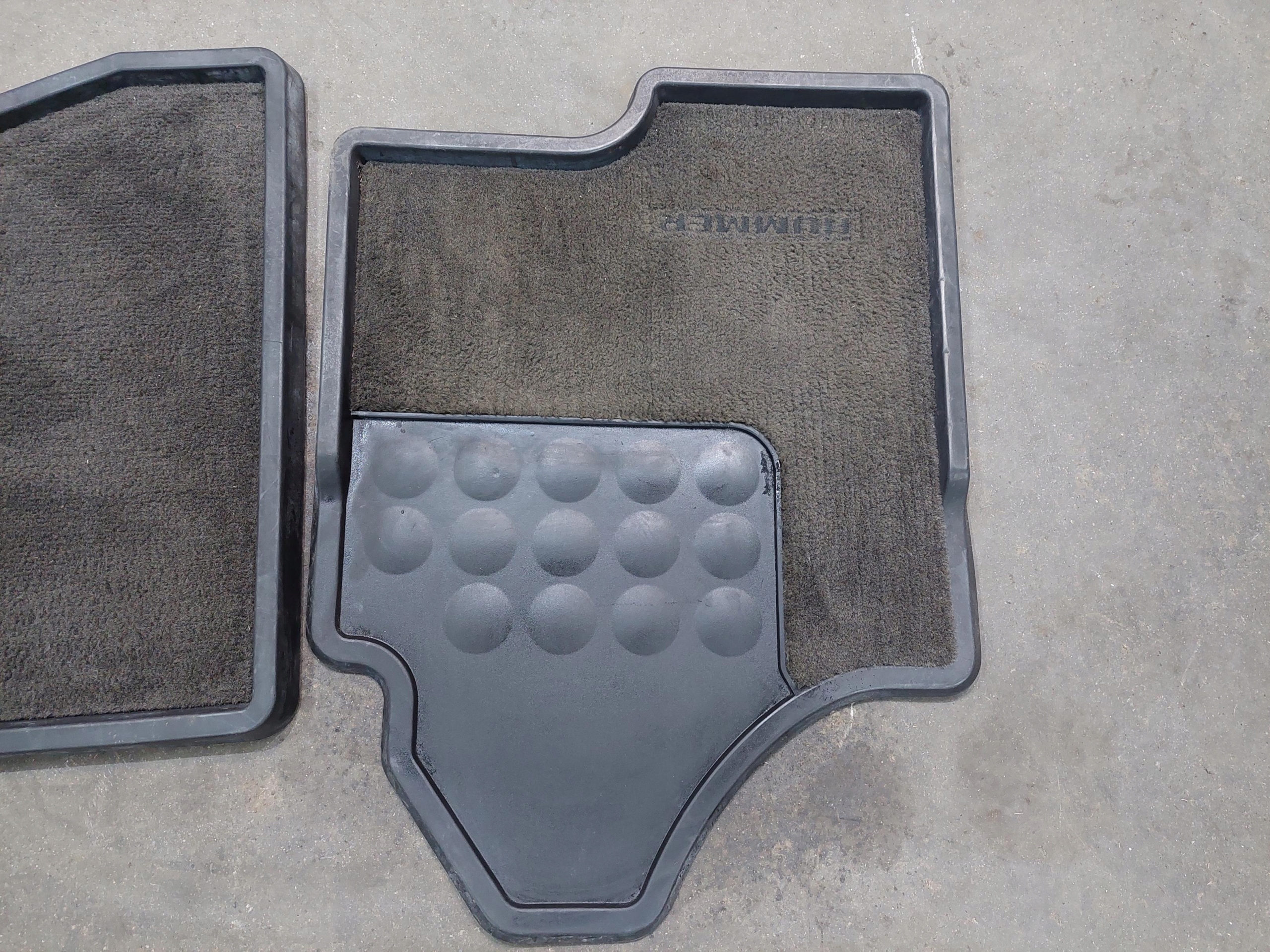 DWANIK mats below feet front HUMMER H2 6.0 V8