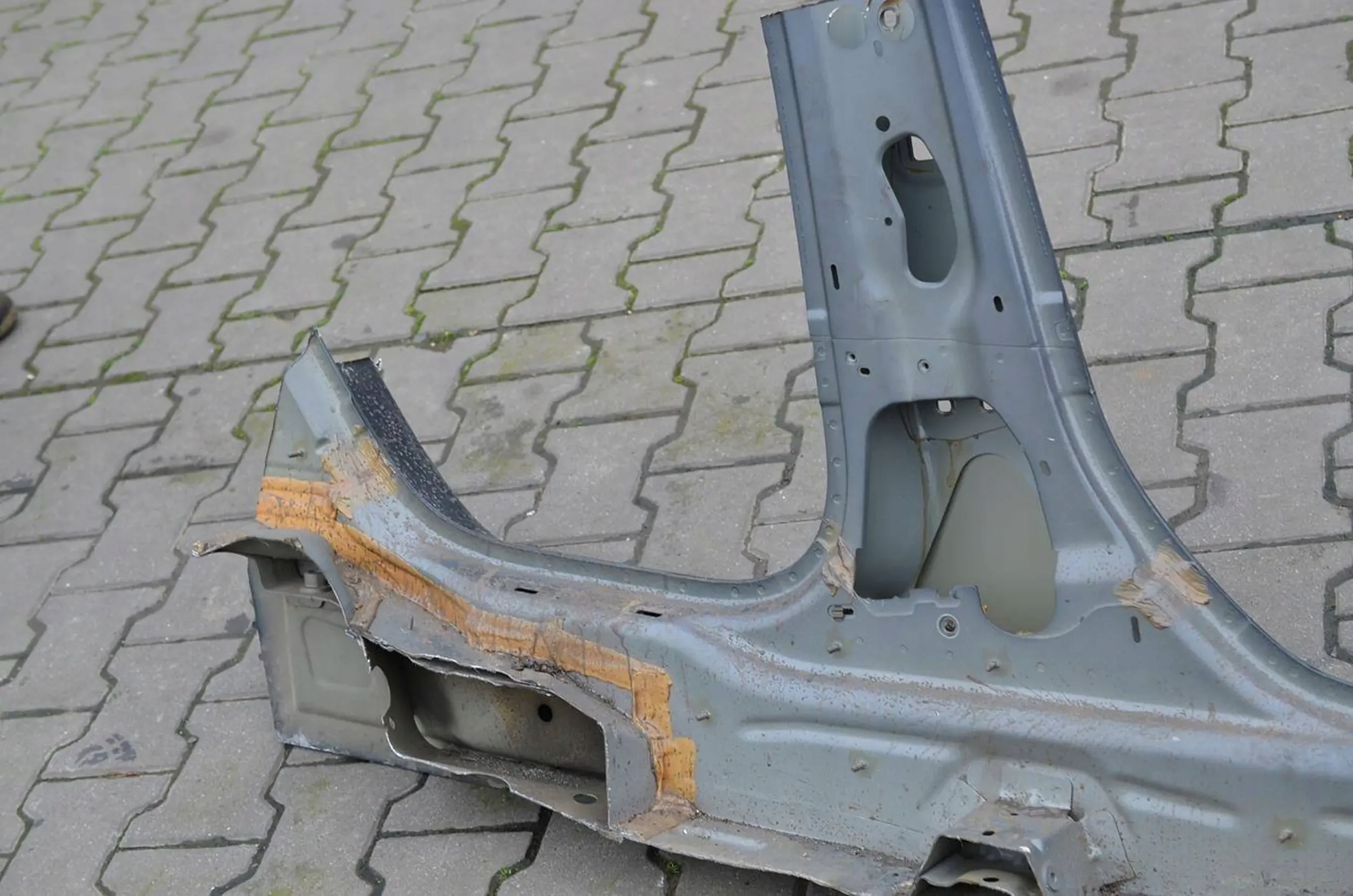 Volvo V40 2017 left side threshold pillar