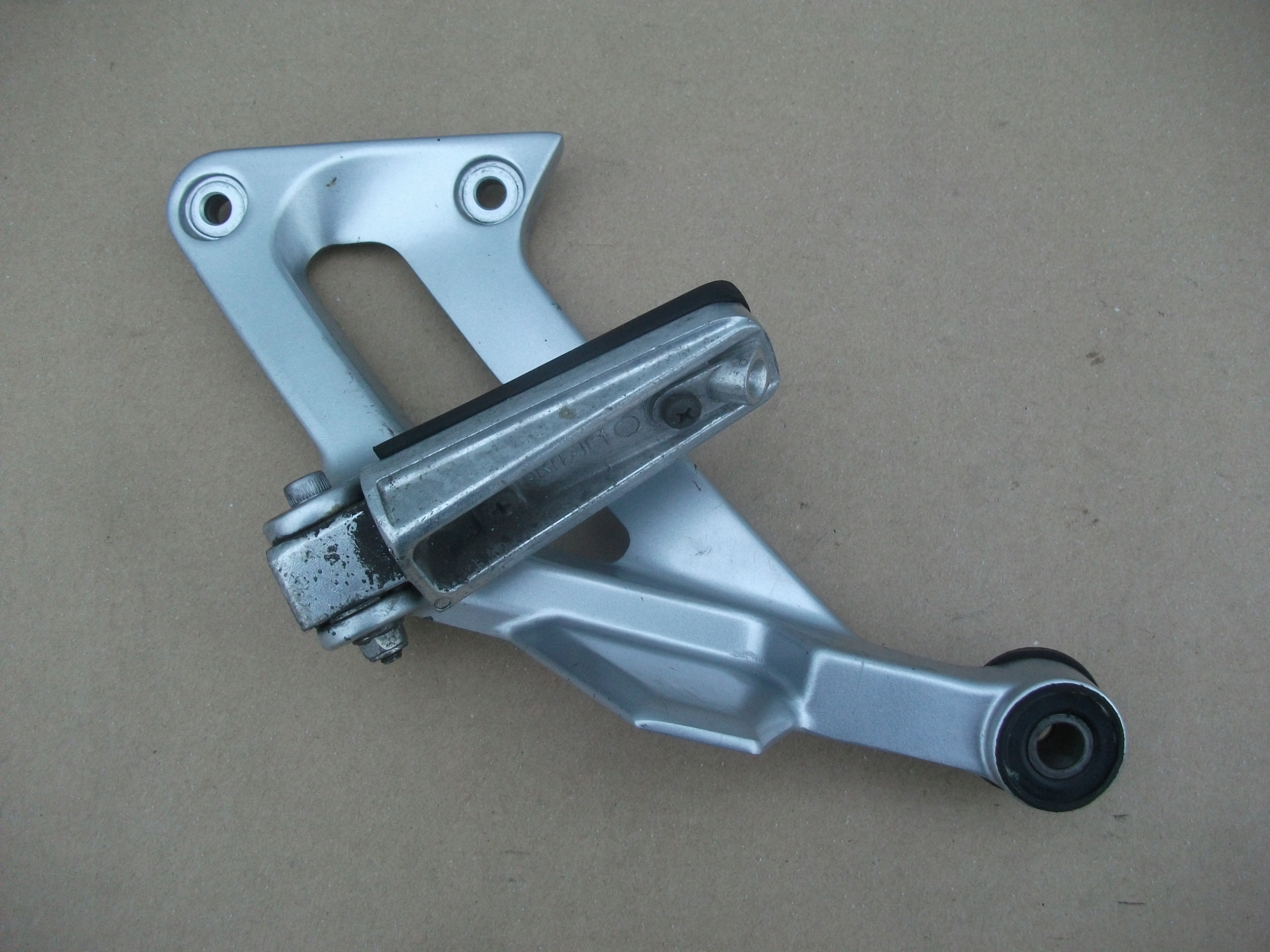 YAMAHA FJR 1300 01-05 PODNÓŻEK PASAŻERA LEWY SET