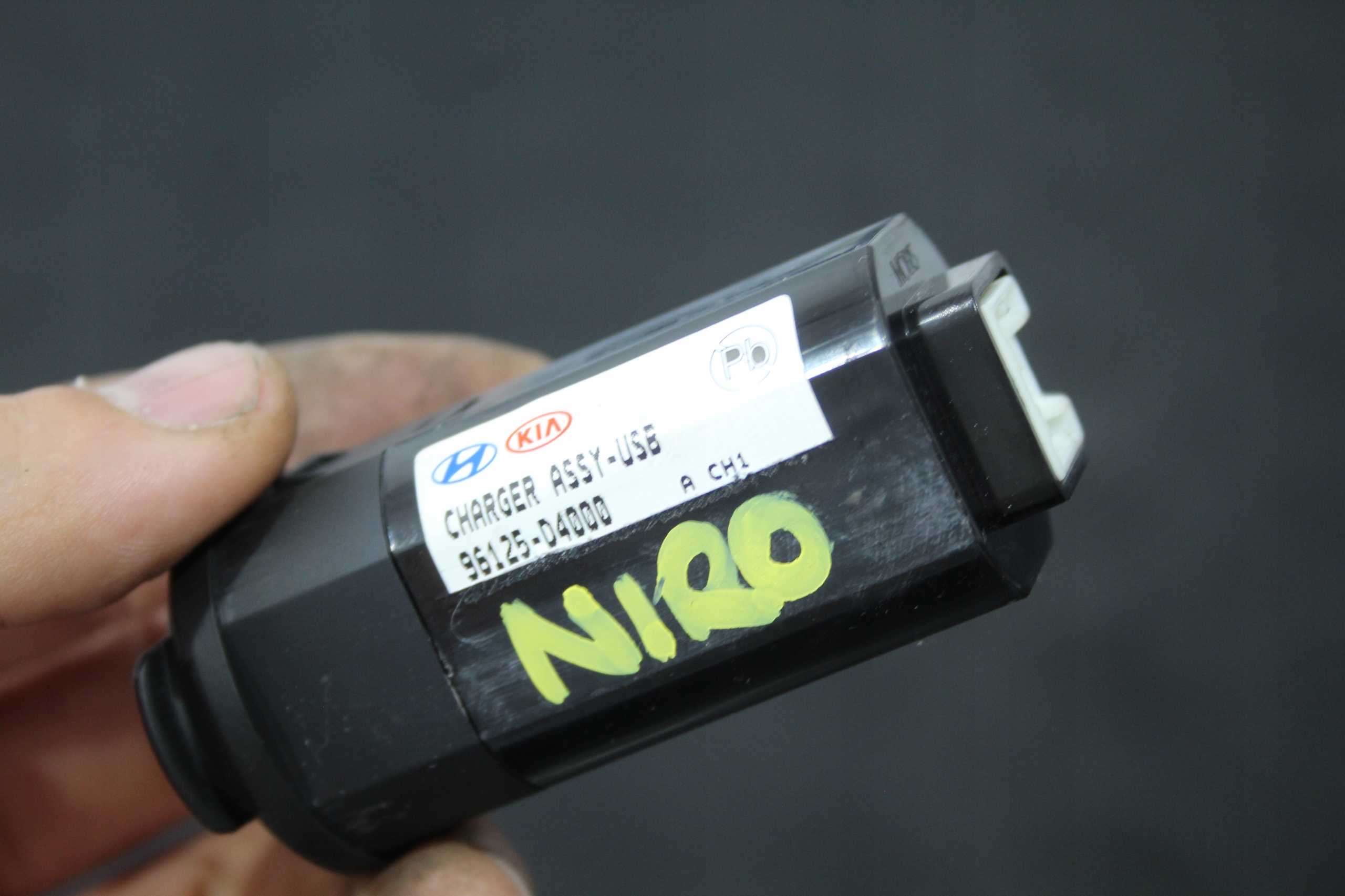 adapter LADOWARKI KIA NIRO 1 a LIFT 96125-D4000