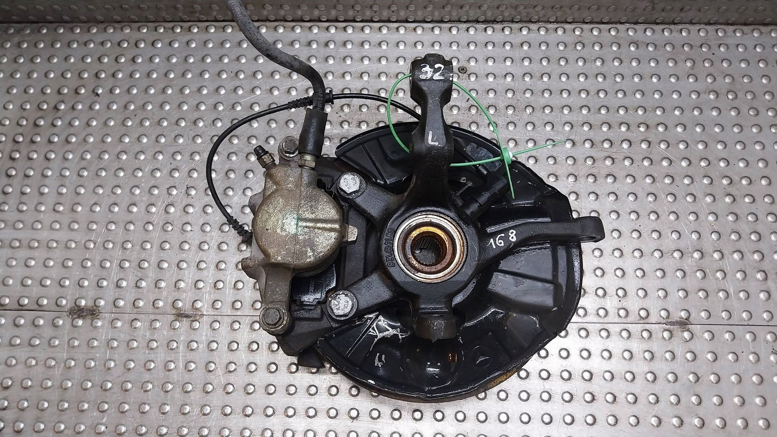 otoč čepu třmen levý předek 6814 MERCEDES A W168