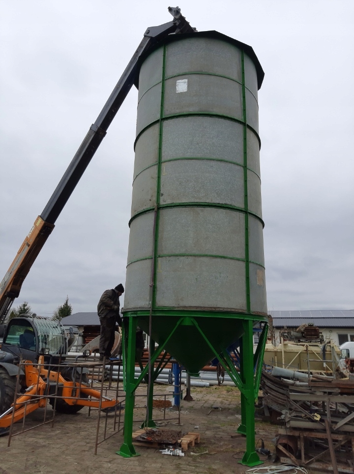 SILOS LEJOWY NA NOGACH POJEMNOŚĆ 40 TON Kod producenta k-p