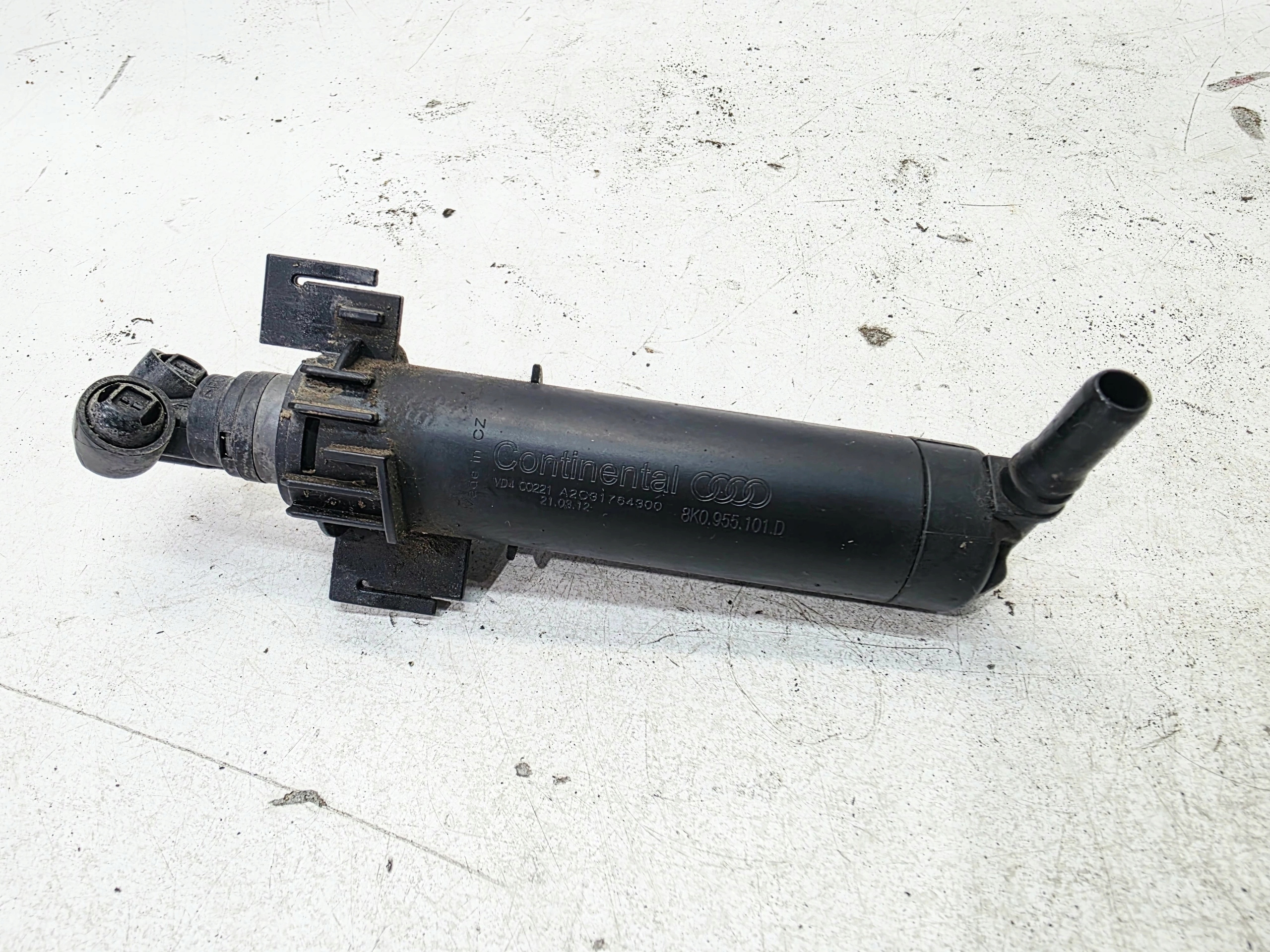 ostřikovač REFLEKTORA levý AUDI A4 B8 LIFT 8K0955101D