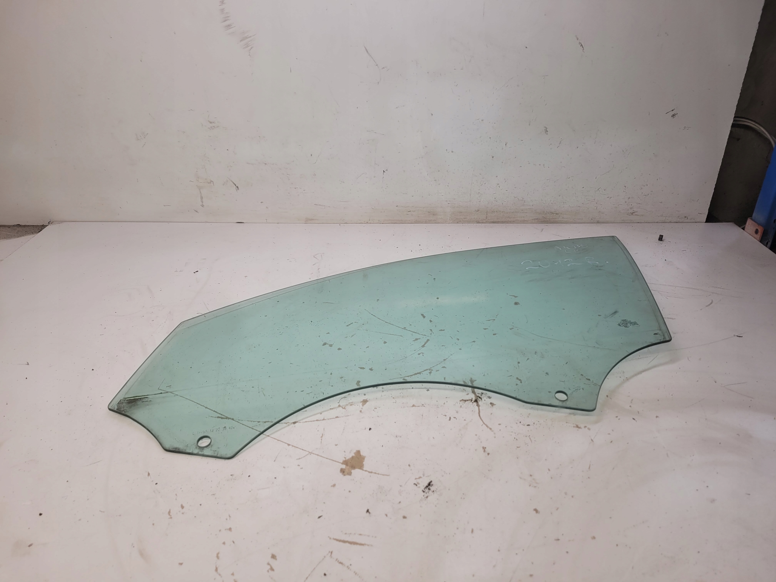 8K0850279 - Бокове скло двері лівий передній AUDI A4 B8 2012