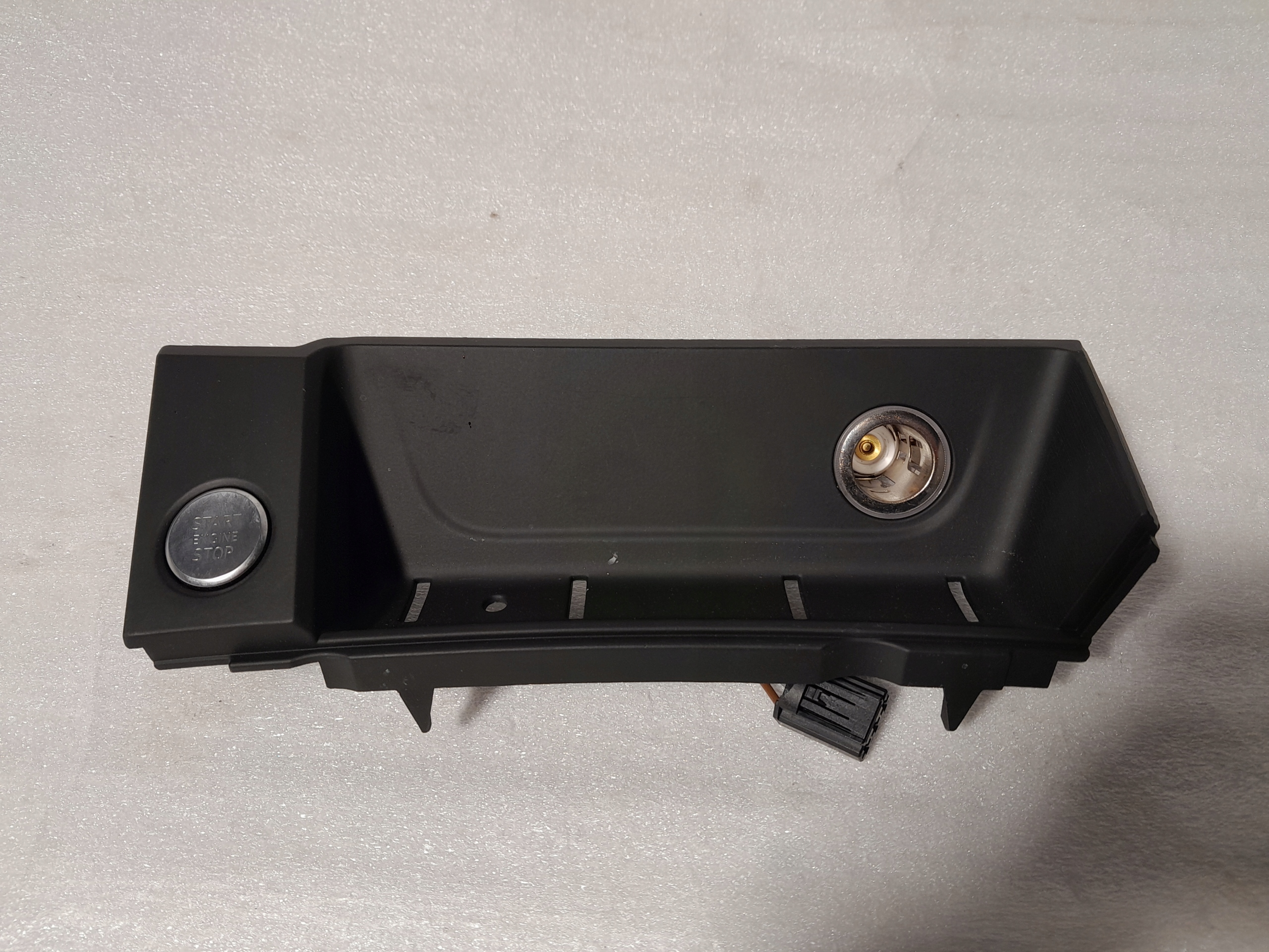 AUDI A4 B9 Abdeckung, Hutablage TUNELU SRODKOWEGO 8W1864131