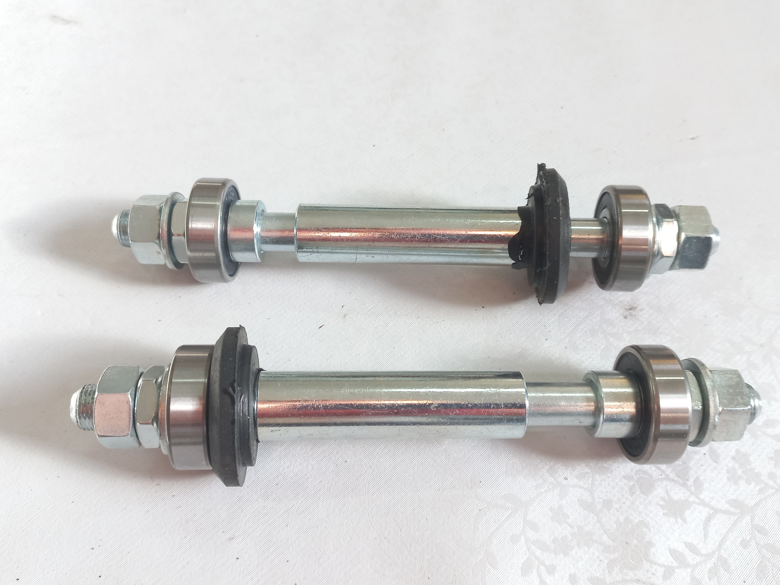 OŚ KOŁA TYŁ NA ŁOŻYSKA ROMET MOTORYNKA KADET OGAR 205 50T1 KOMAR