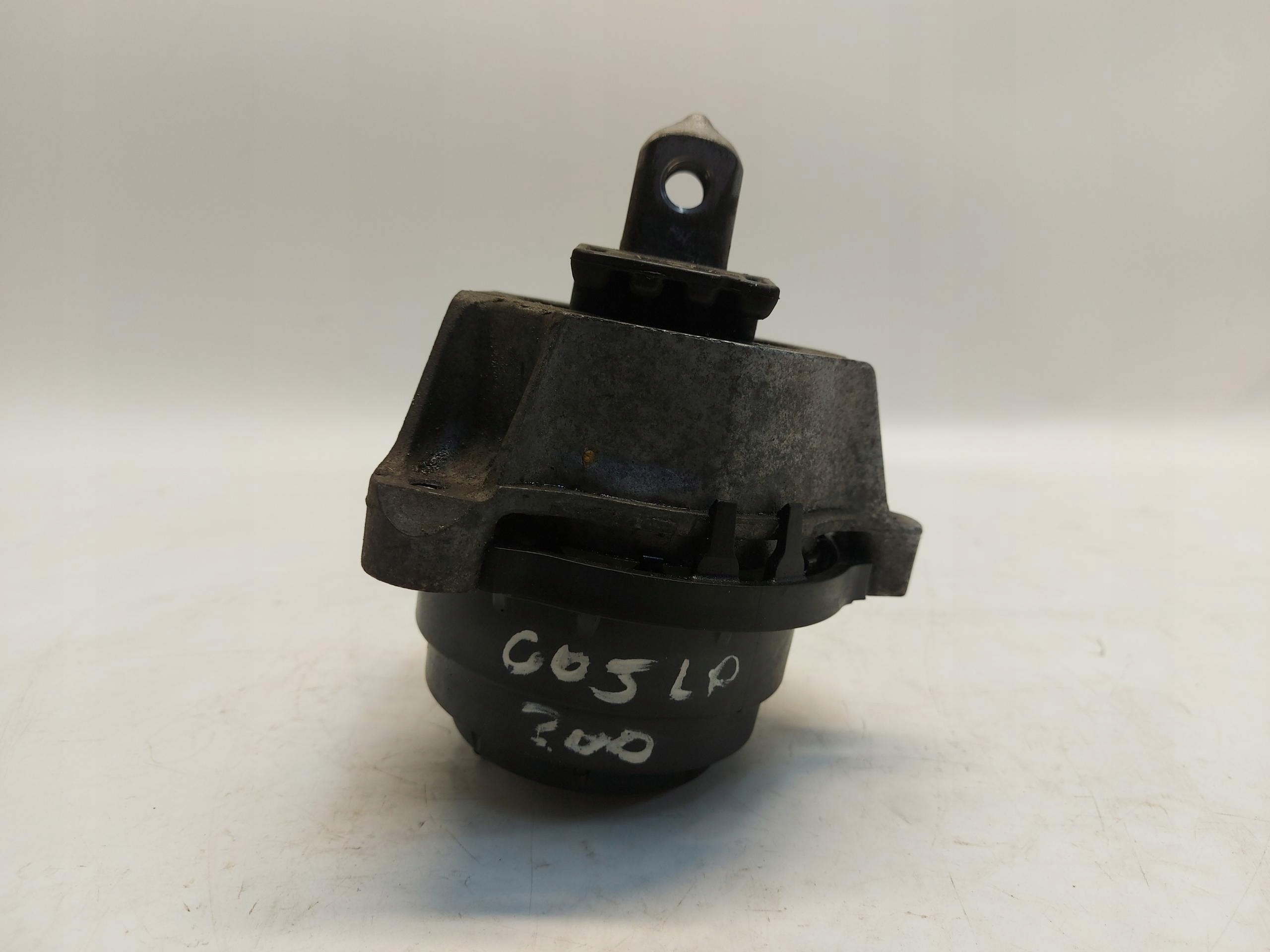 BMW G05 X5 3.0d 2019r engine mount left 6890831