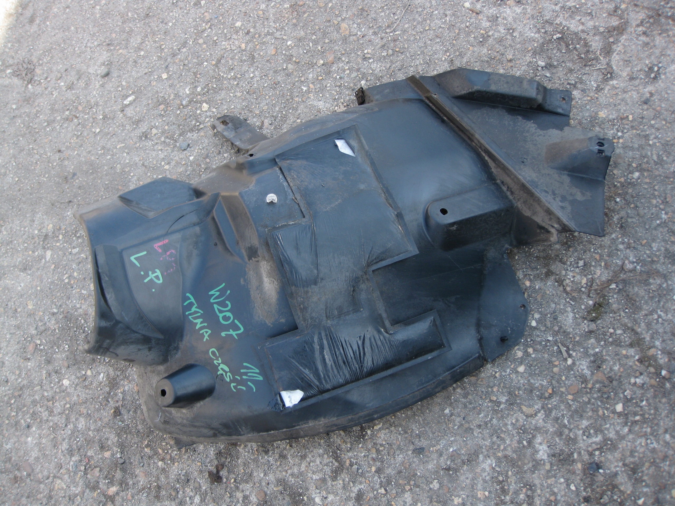 MERCEDES W207 3.0 CDI 11R mudguard left front A2076901330