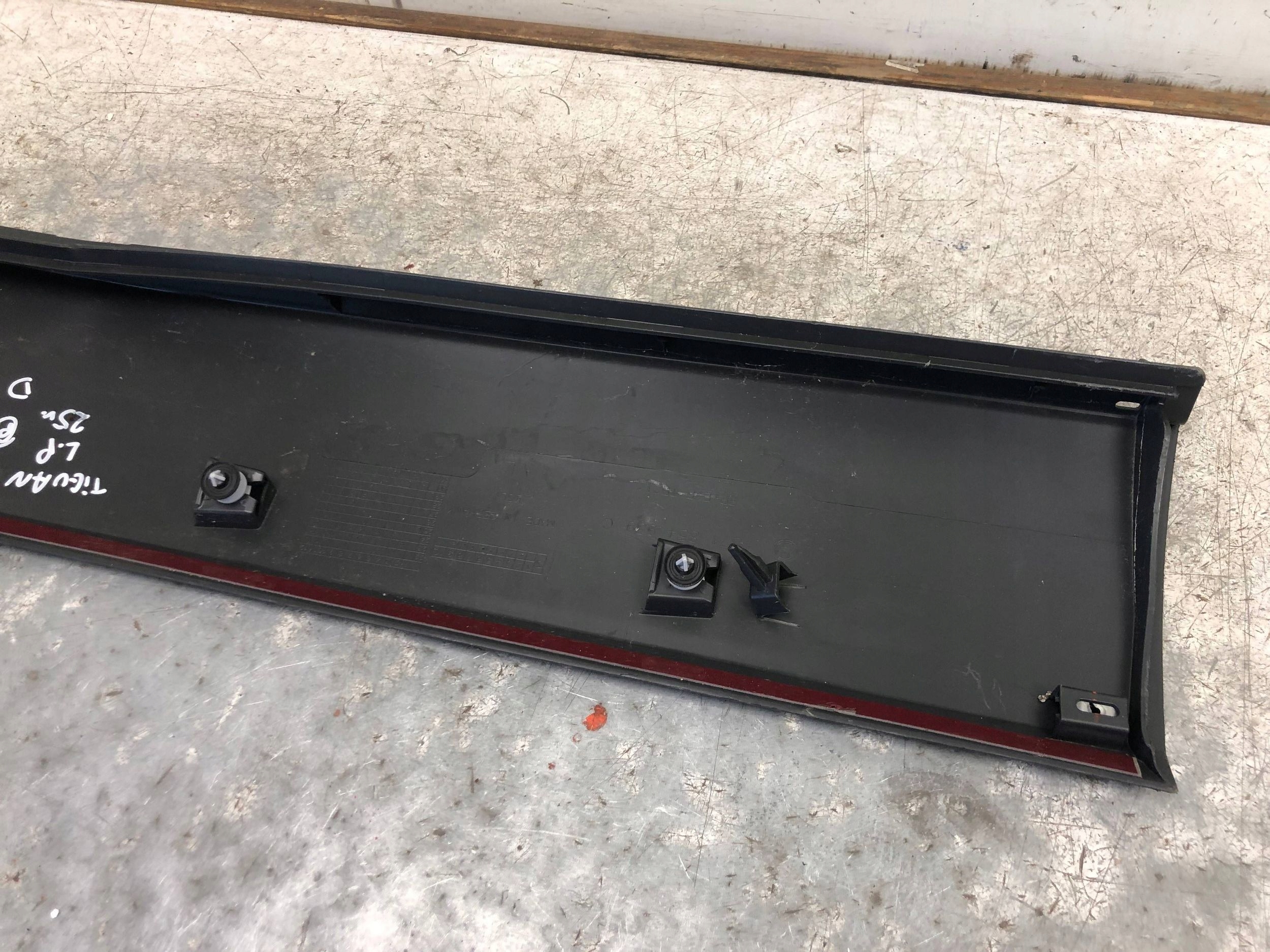 moulding door left front VW TIGUAN III 571854939C