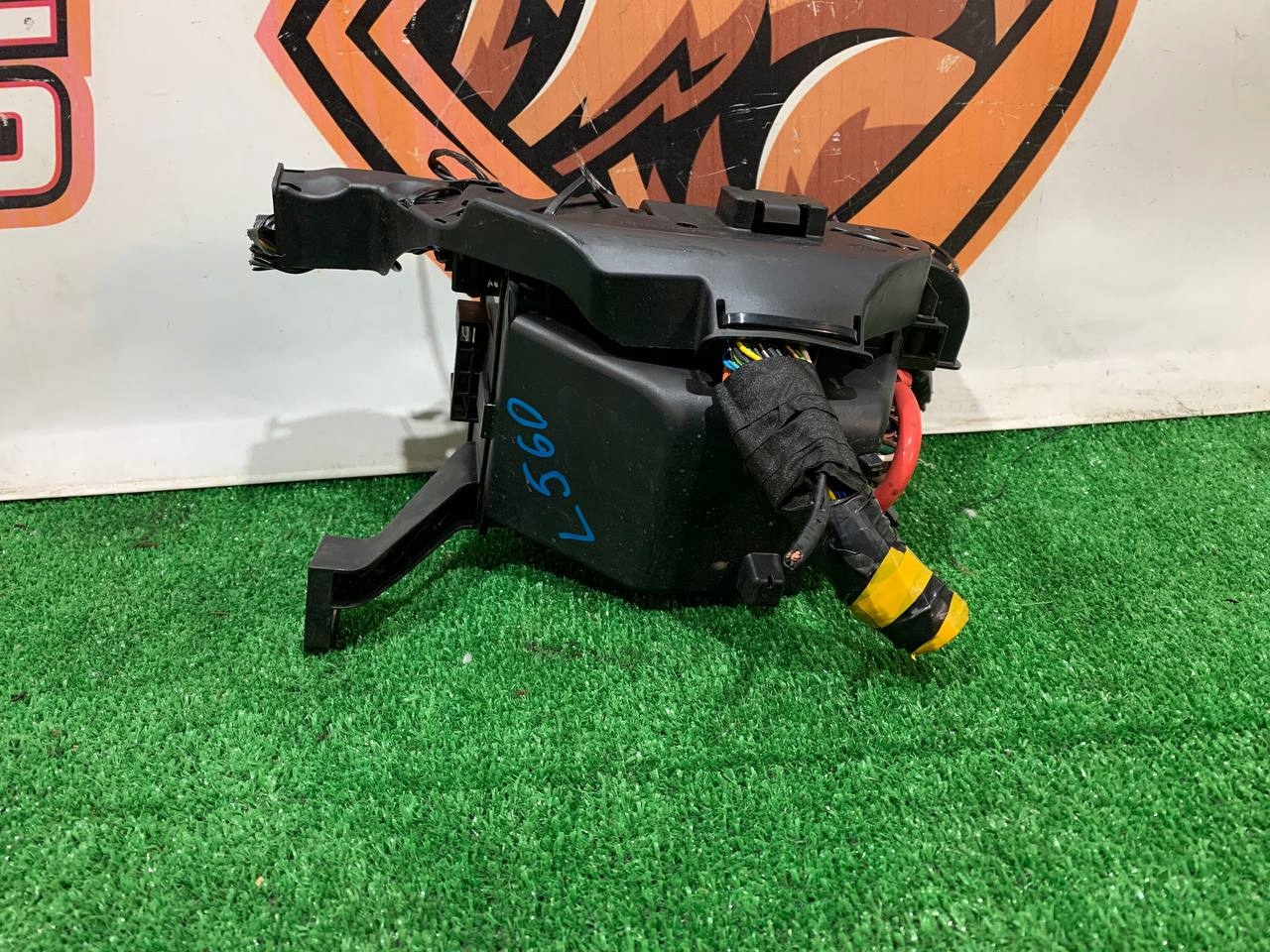 SKRZYNKA BEZPIECZNIKÓW VELAR L560 M8A2-14290-JWB Producent części Land Rover OE