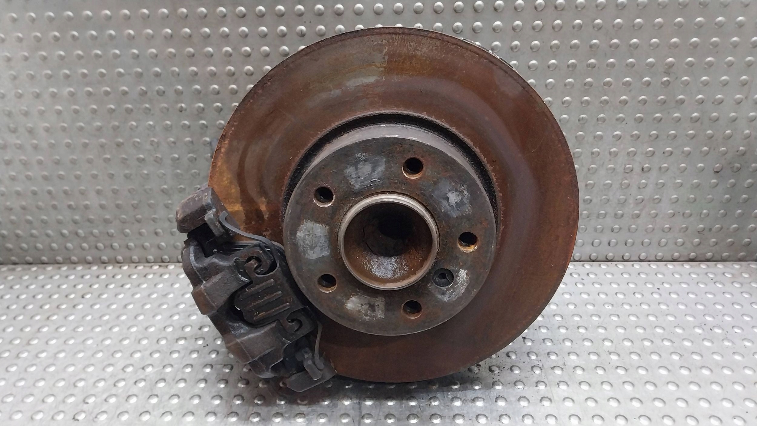 swing of the pivot caliper right front 6764444 BMW E90 E91 E92 E93 E81 E82 E87