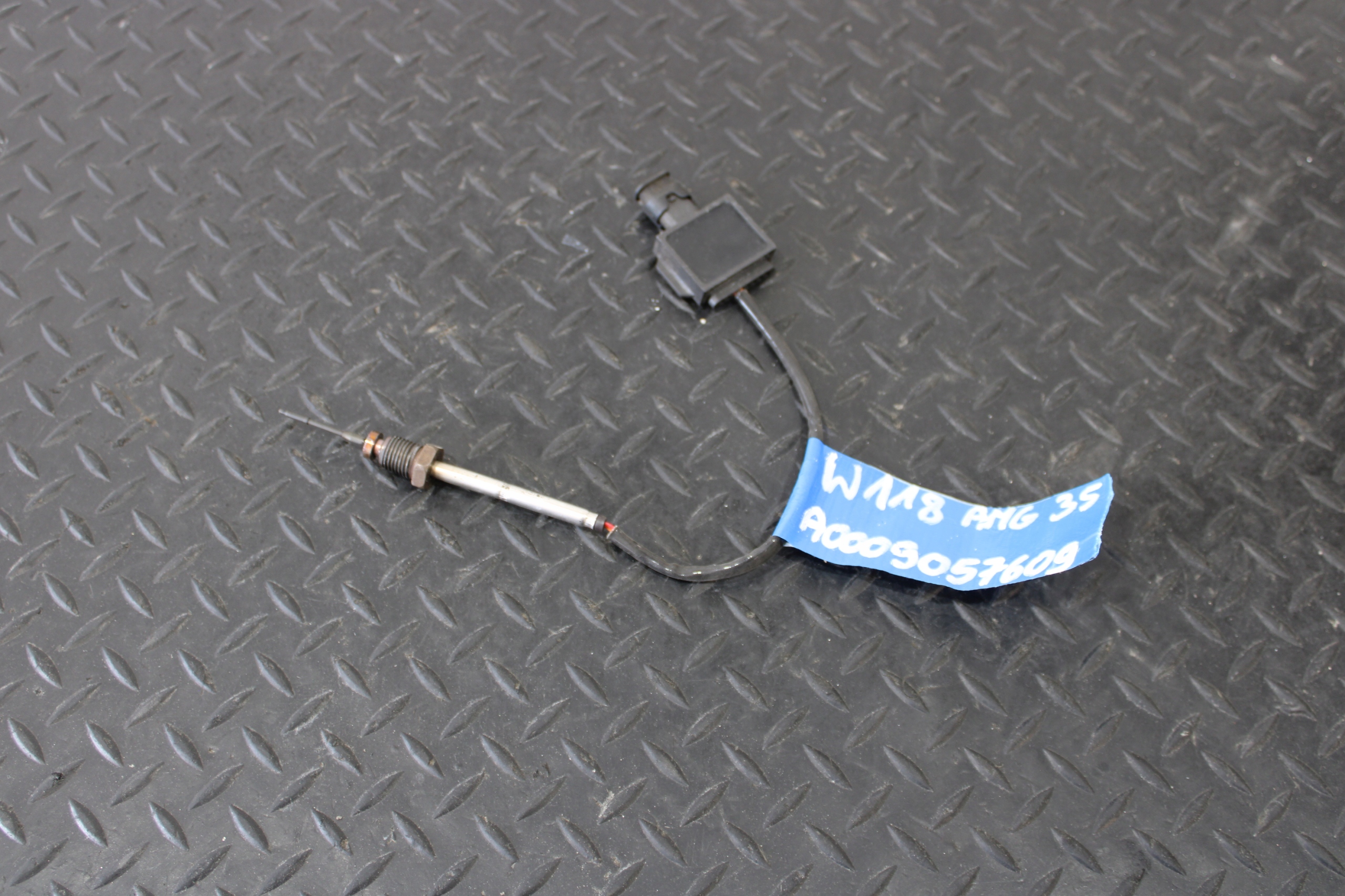 Sensor TEMPERATURY Gase CLA 35 II 2 W118 SB AMG 35 A0009057609