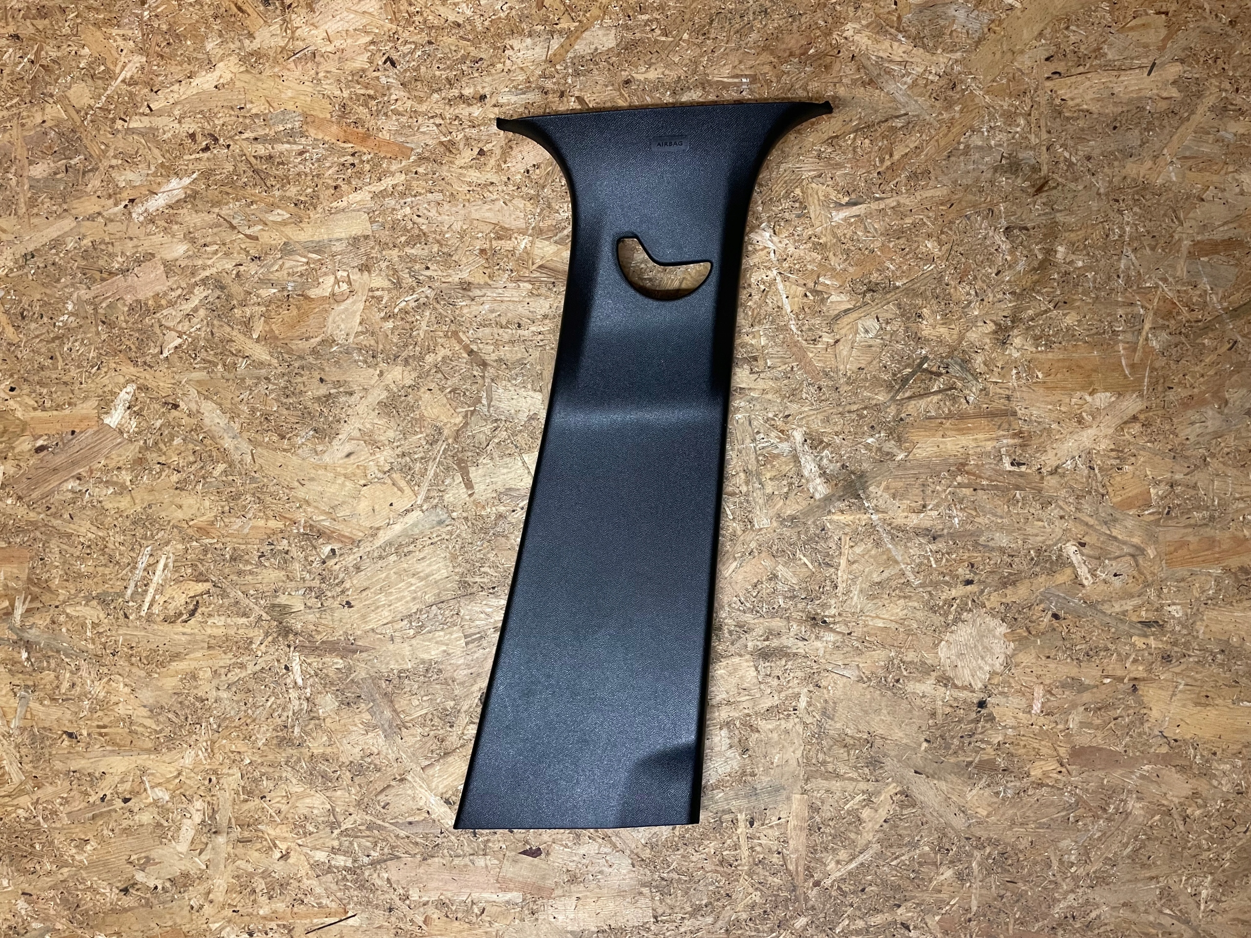 98248317ZD - КРИШКА ОБШИВКА ПРАВОЇ СТІЙКИ PEUGEOT 208 II 2