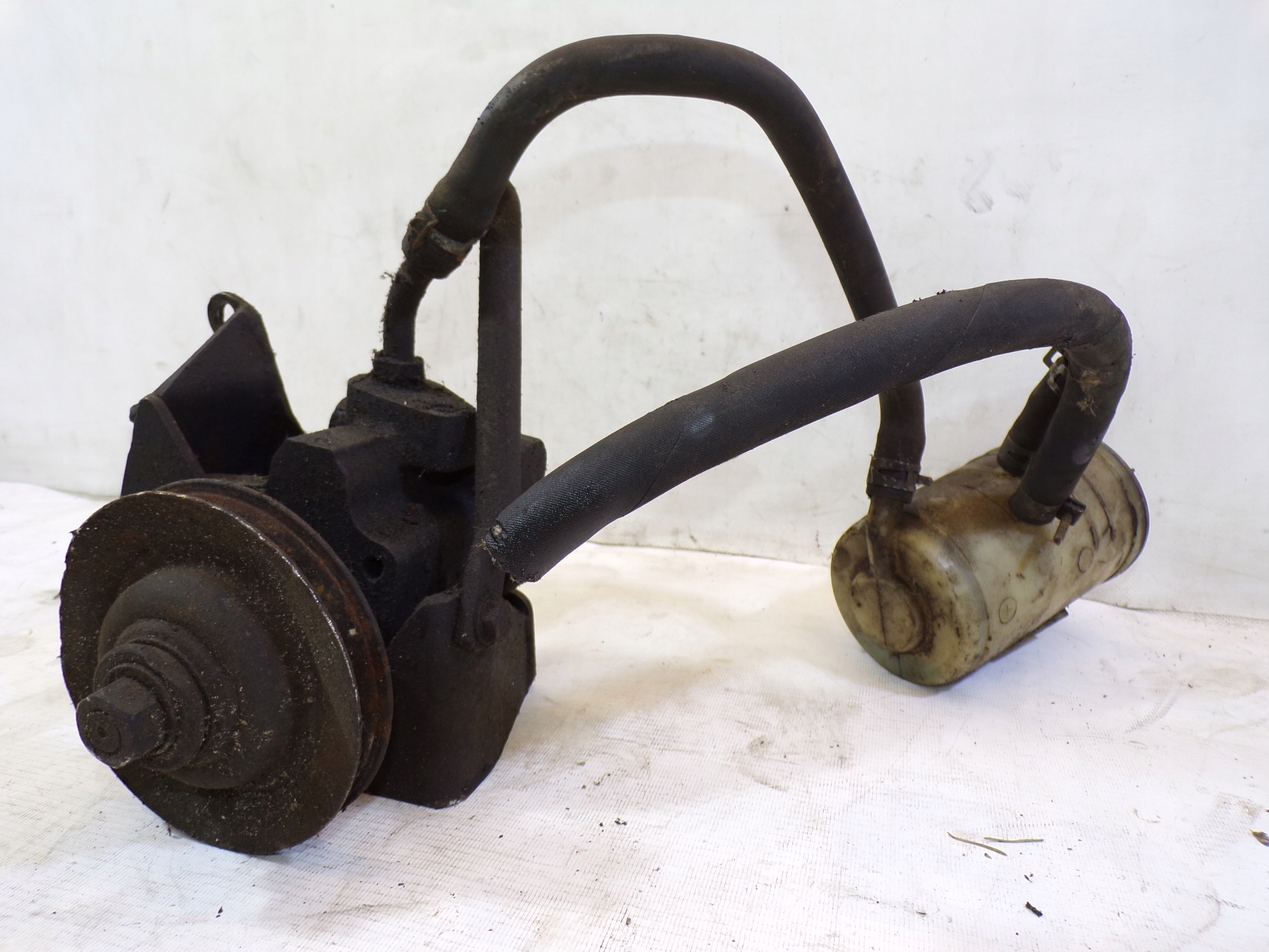 Servopumpe Behälter MERCEDES W123 2544987