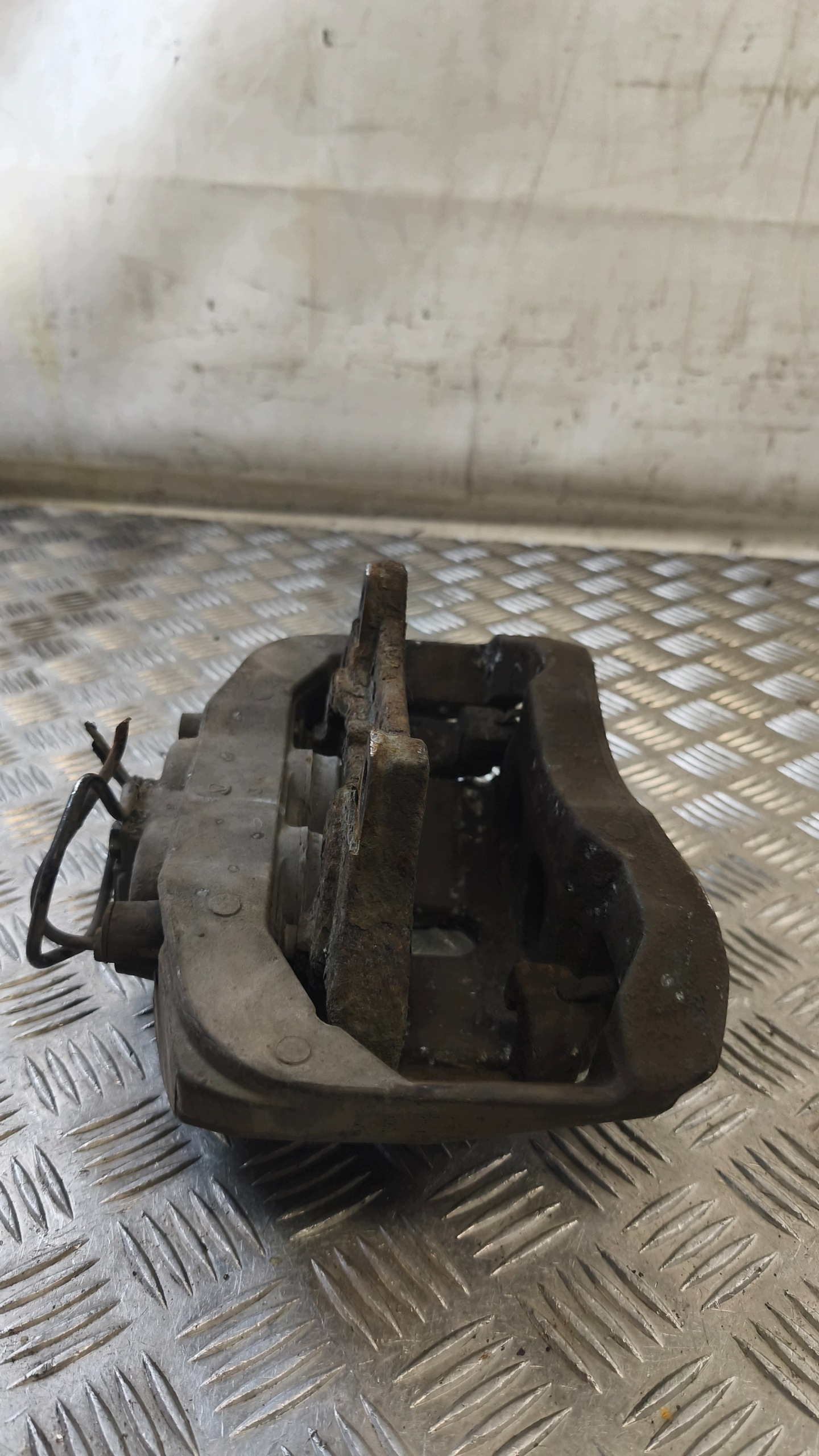 caliper brake left front VW PHAETON 3.0TDI 2006r