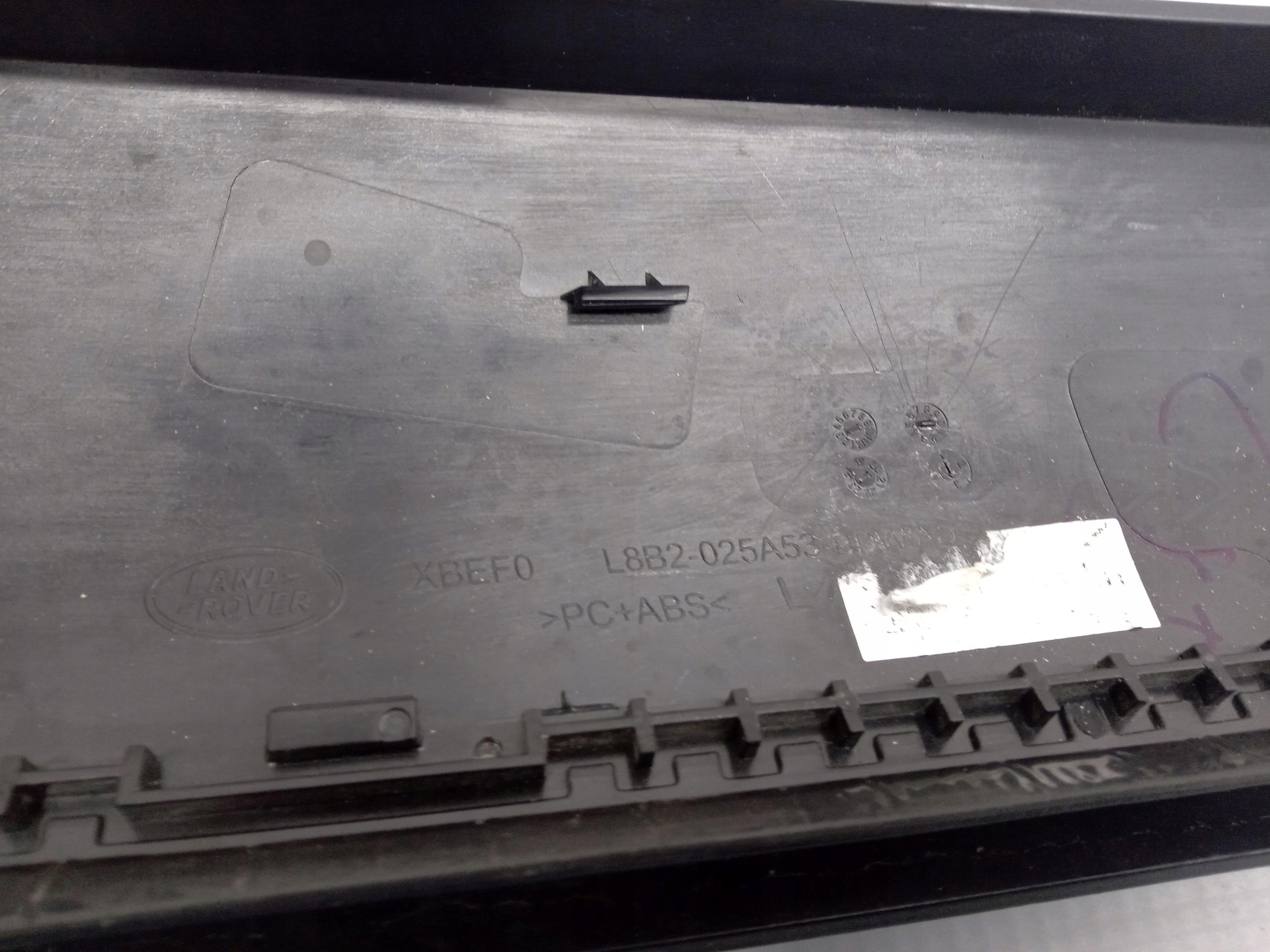 LEWA OSŁONA LISTWA SŁUPKA LAND DEFENDER L663 Producent części Land Rover OE