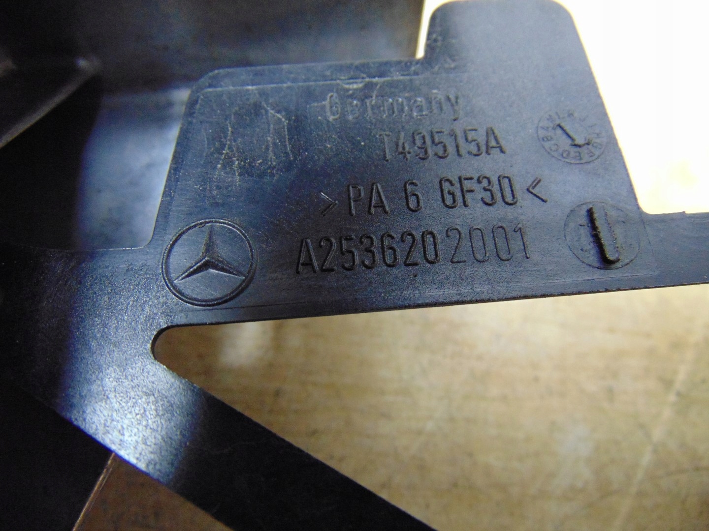 Усилитель очкарик ремня правый MERCEDES W253