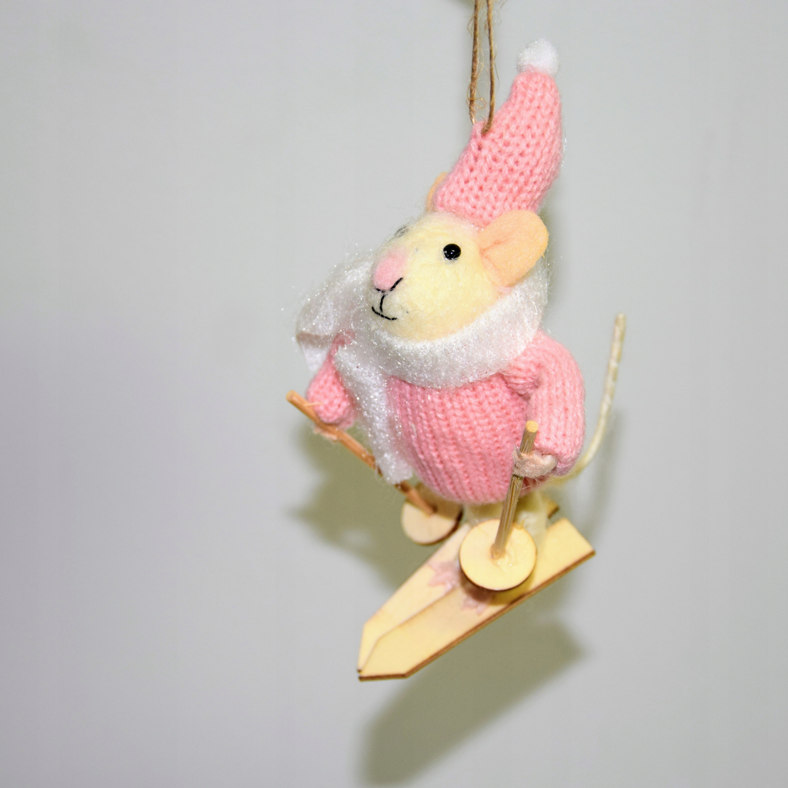 OZDOBA CHOINKOWA MYSZ NA NARTACH RÓŻOWO-BIAŁA 11CM Kolor różowy