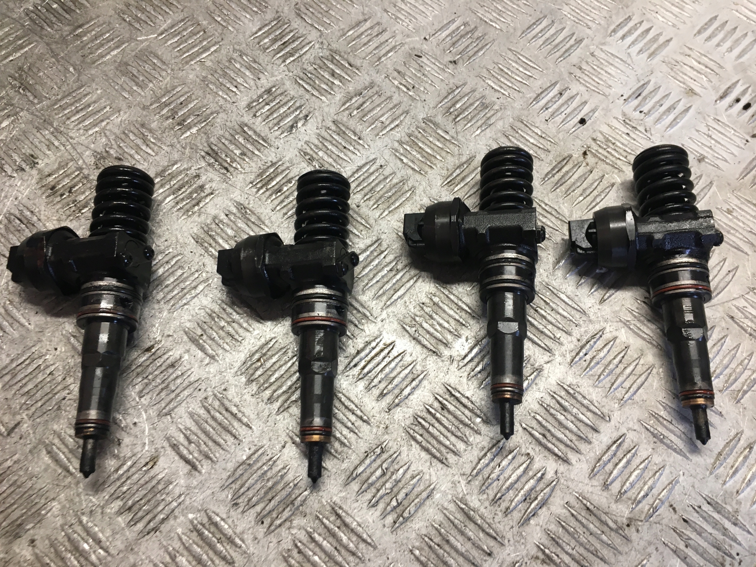 BORA 1.9 TDI НАСОС-БРИЗГОВИКИ 038130073AQ