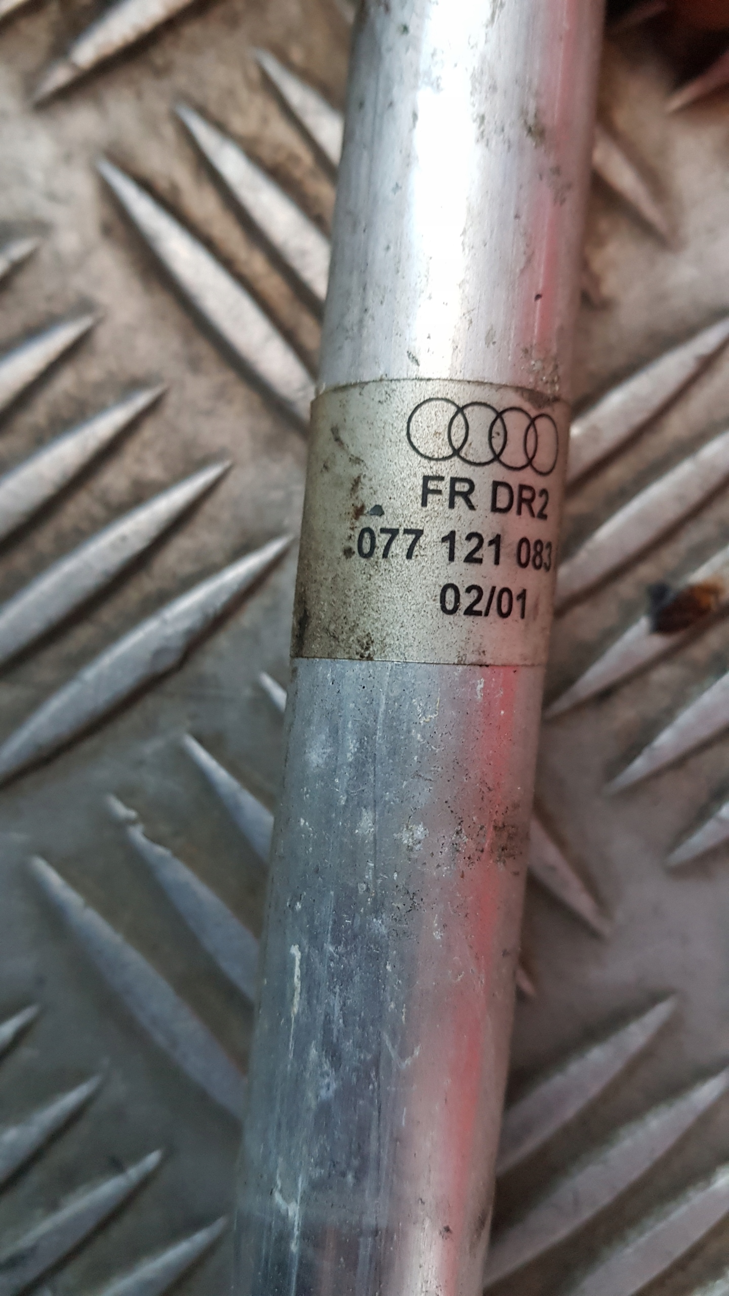AUDI A6 C5 A8 D2 4.2 prijenos cijev vode 077121083a