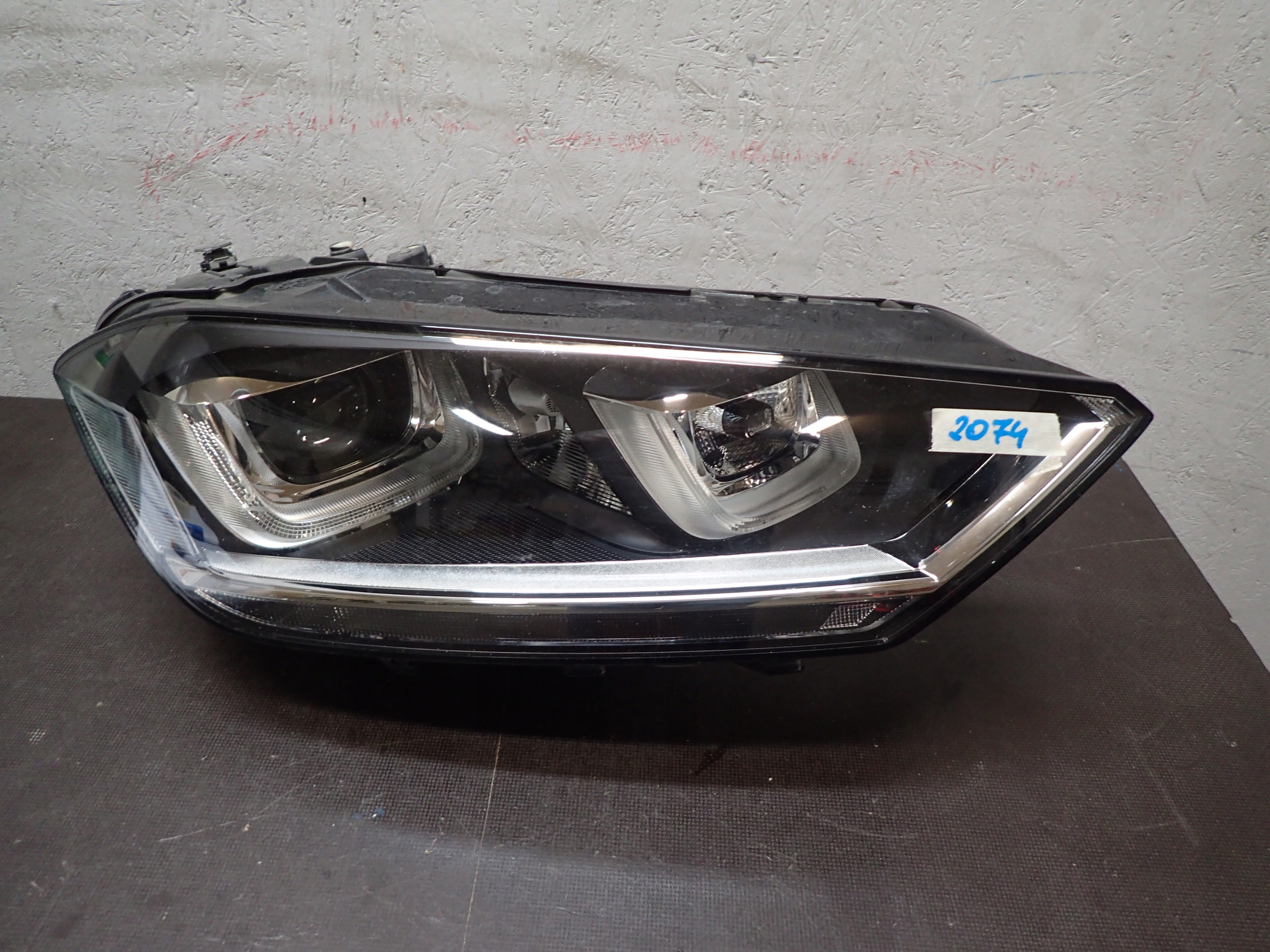 LIGHT FRONT RIGHT VW SPORTSVAN XENON