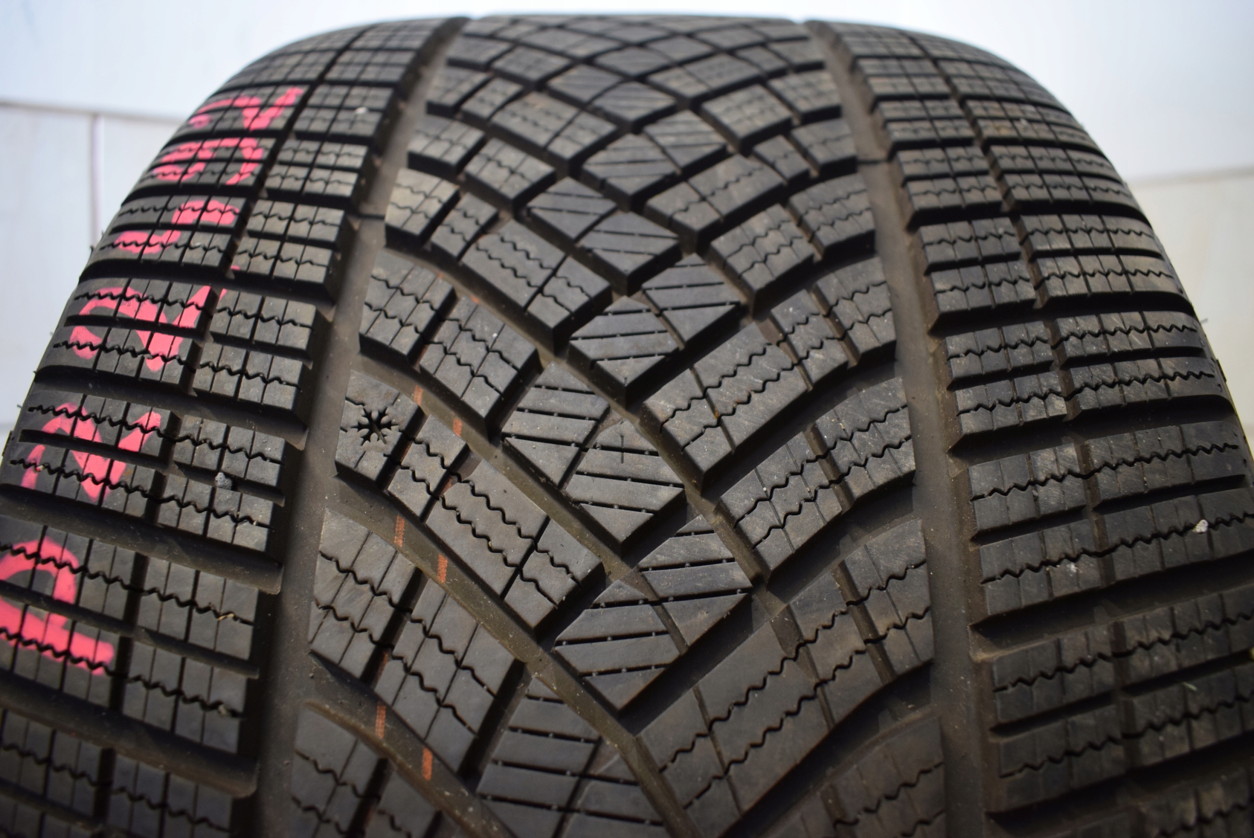 R20 285/40 Goodyear ULTRA GRIP Performance