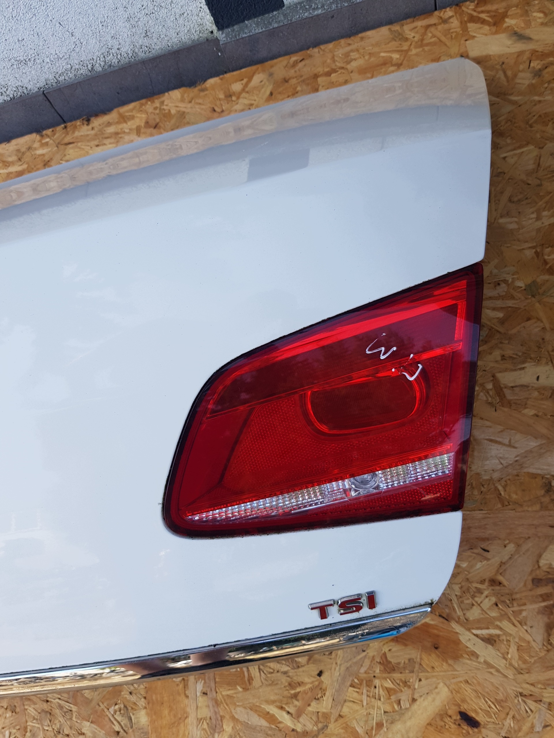 VW PASSAT B7 sedan trunk door boot rear part rear BIALA complete LADNA