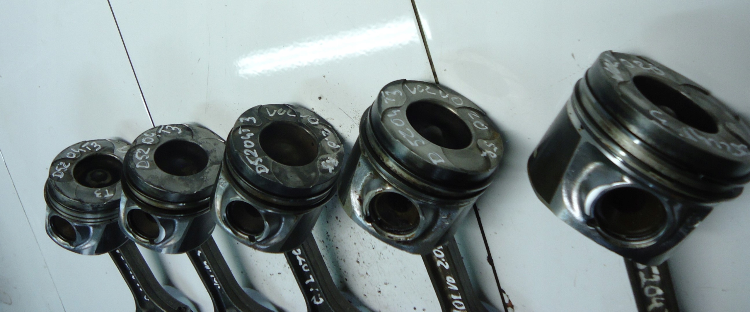 VOLVO S40 S60 V50 2.0 D3 D5204T3 Piston avec bielle